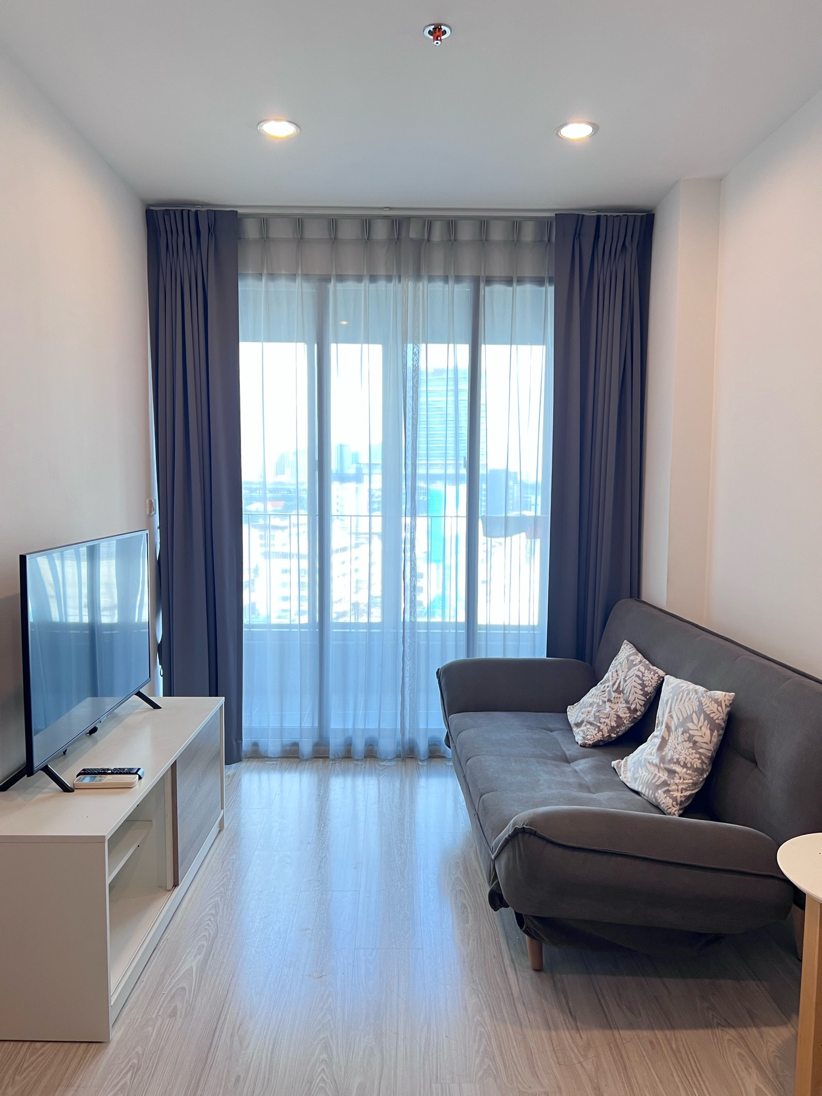 For rent, Ideo Mobi Bang Sue Grand Interchange, near MRT, only 300 meters. For rent, Ideo Mobi Bang Sue Grand Interchange, near MRT, only 300 meters.