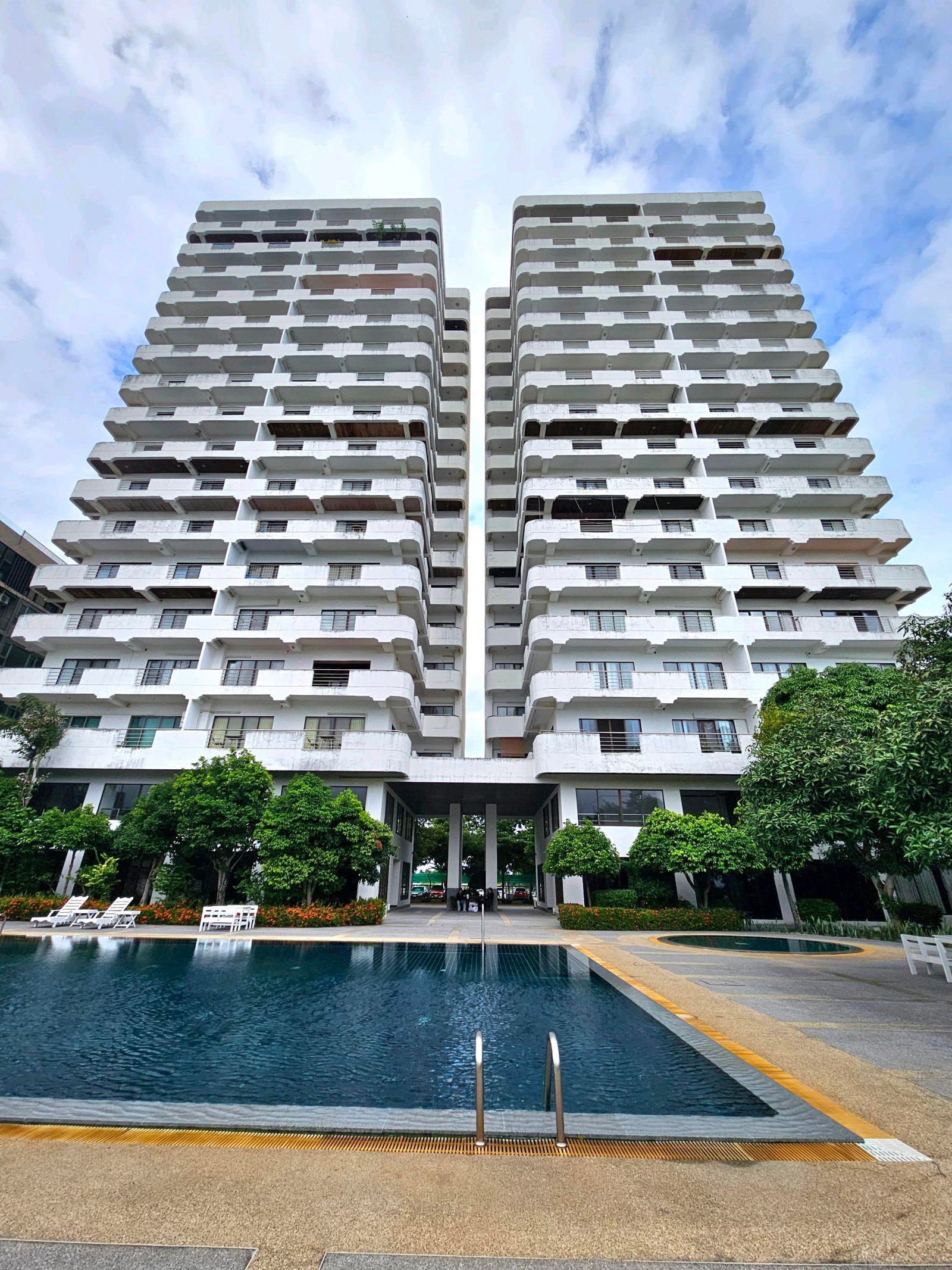 ห้องใหญ่ วิวทะเลขาย&ให้เช่าBeach Villa Viphavadi condominium – รูปที่ 2