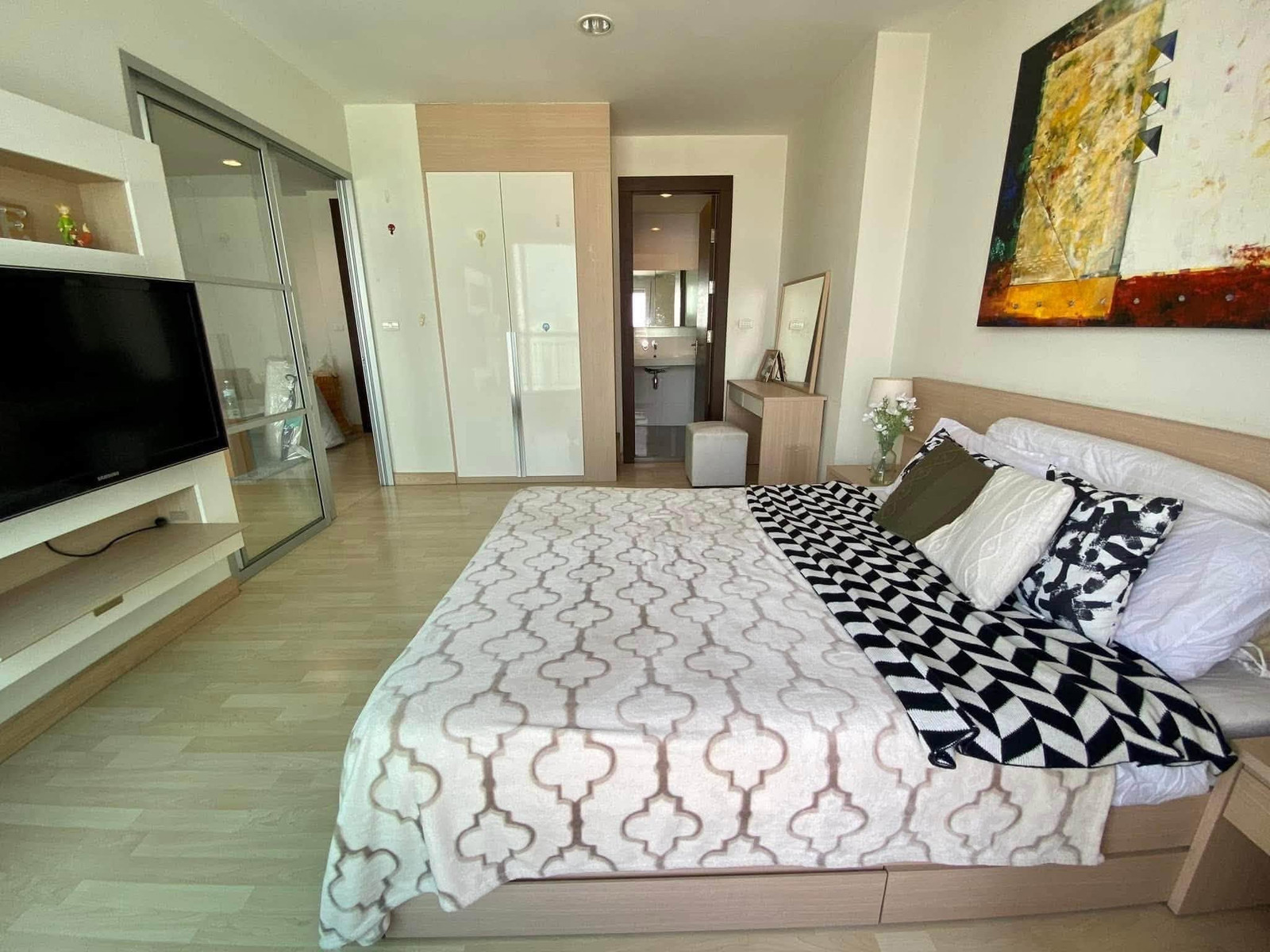 Rhythm Ratchada condo near the BTS. Separate room Vacant and ready for rent Rhythm Ratchada condo near the BTS. Separate room Vacant and ready for rent