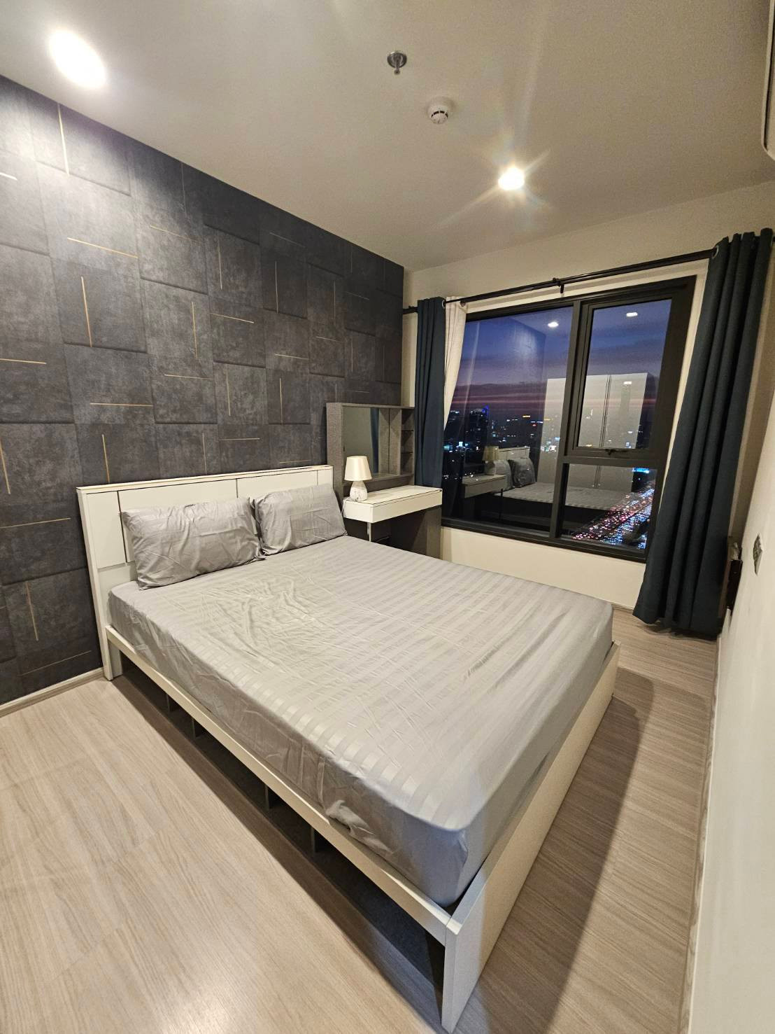 PFD-09142 Condo for rent Life Asoke Hype : Elegantly Designed with Understated Luxury.