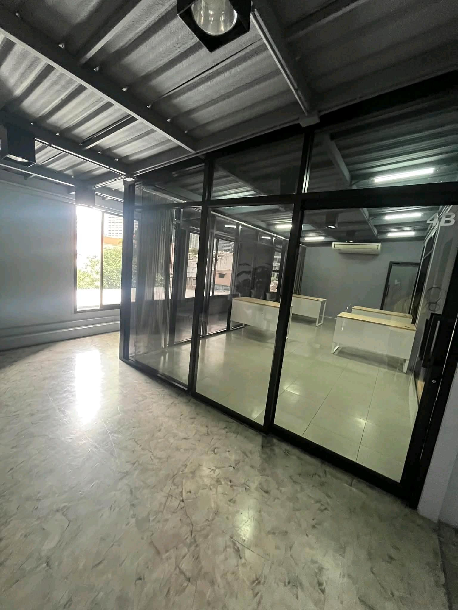Suitable for small companies, startups, online teams or freelancers 💼 Office ready to use, 8–10 seats | Fully Furnished | Modern Loft | in the heart of Silom-Sathorn ด – รูปที่ 3