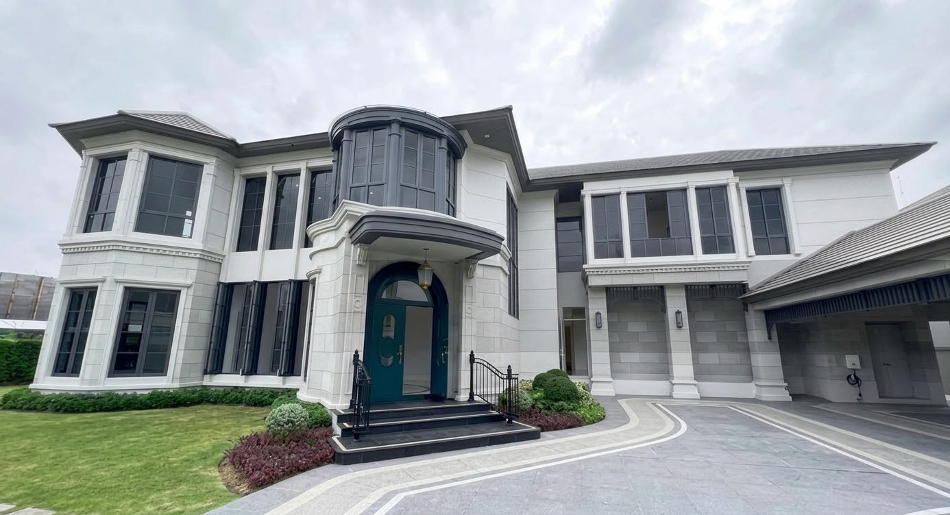 “Narasiri Krungthep Kreetha: Premium single-detached house in a prime location, close to the expressway and elite international schools (Brighton/Wellington).“ “Narasiri Krungthep Kreetha: Premium single-detached house in a prime location, close to the expressway and elite international schools (Brighton/Wellington).“