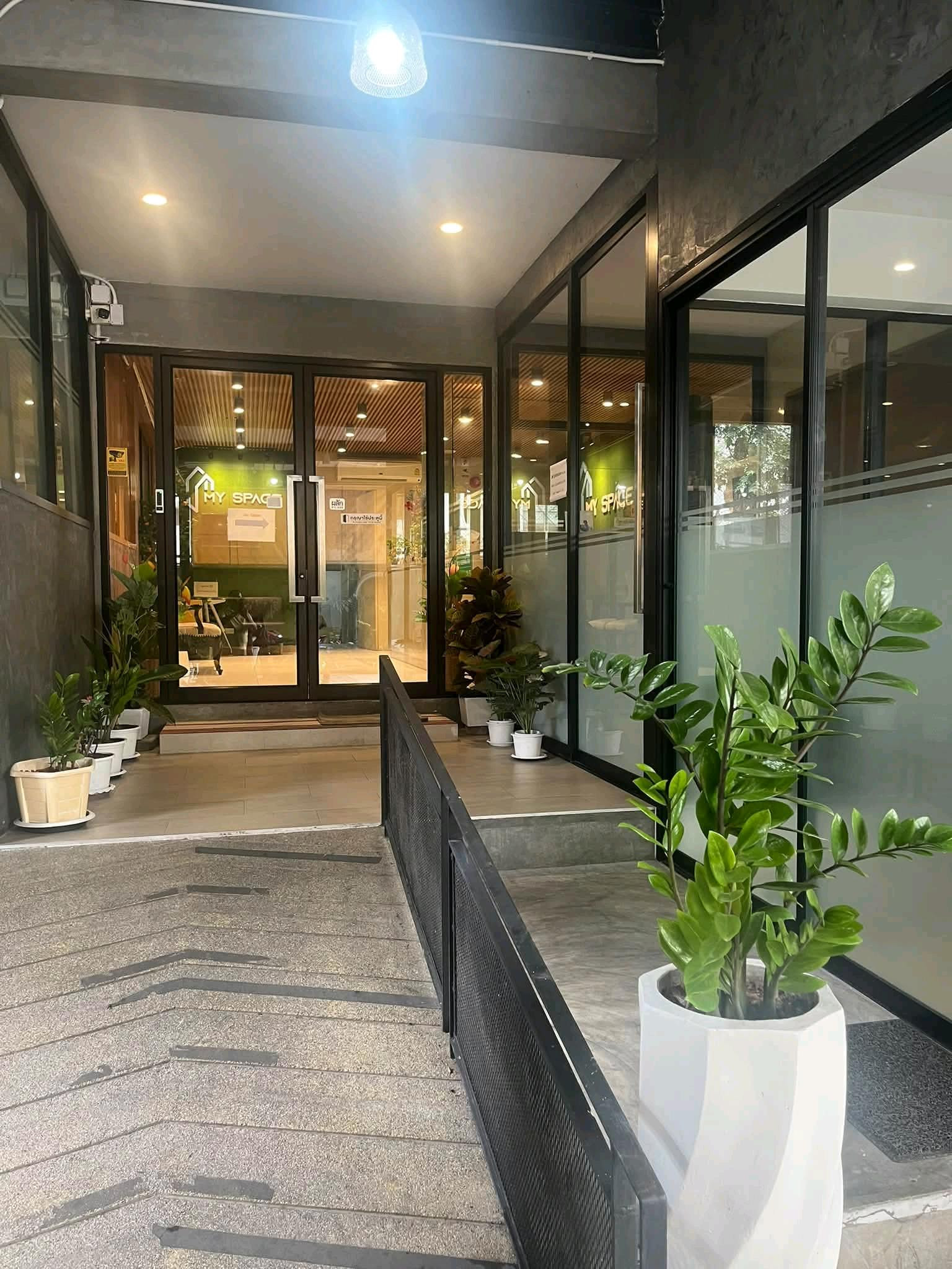 Suitable for small companies, startups, online teams or freelancers 💼 Office ready to use, 8–10 seats | Fully Furnished | Modern Loft | in the heart of Silom-Sathorn ด – รูปที่ 2