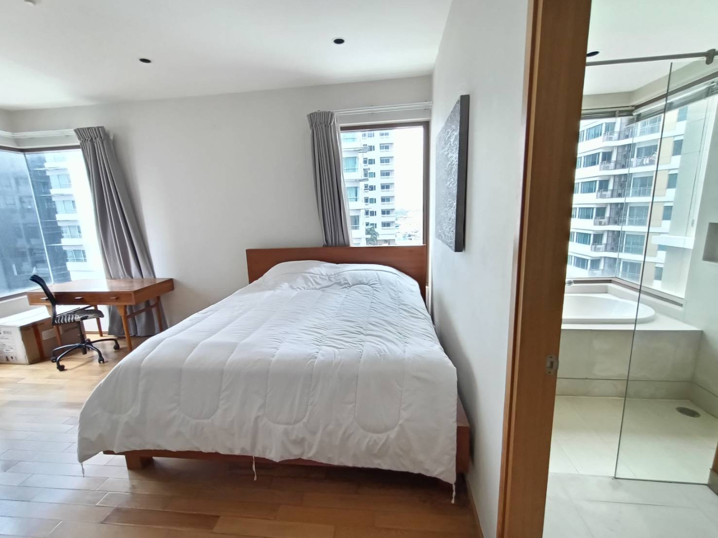 For Rent: Emporio Place, Sukhumvit 24 – 2 bedrooms, 102 sq.m., fully furnished. Close to BTS Phrom Phong, Emporium, EmQuartier, and K-Village.