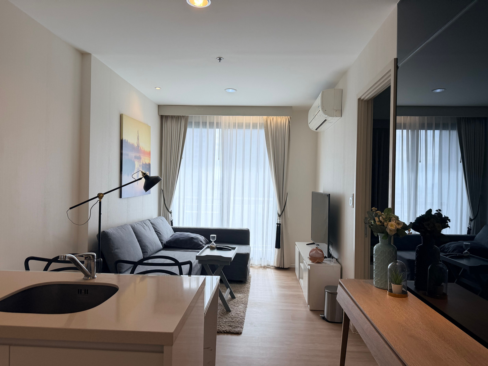 Condo for rent at Rhythm Sukhumvit 42, convenient travel, beautiful room, fully furnished, shuttle available, ready to move in.