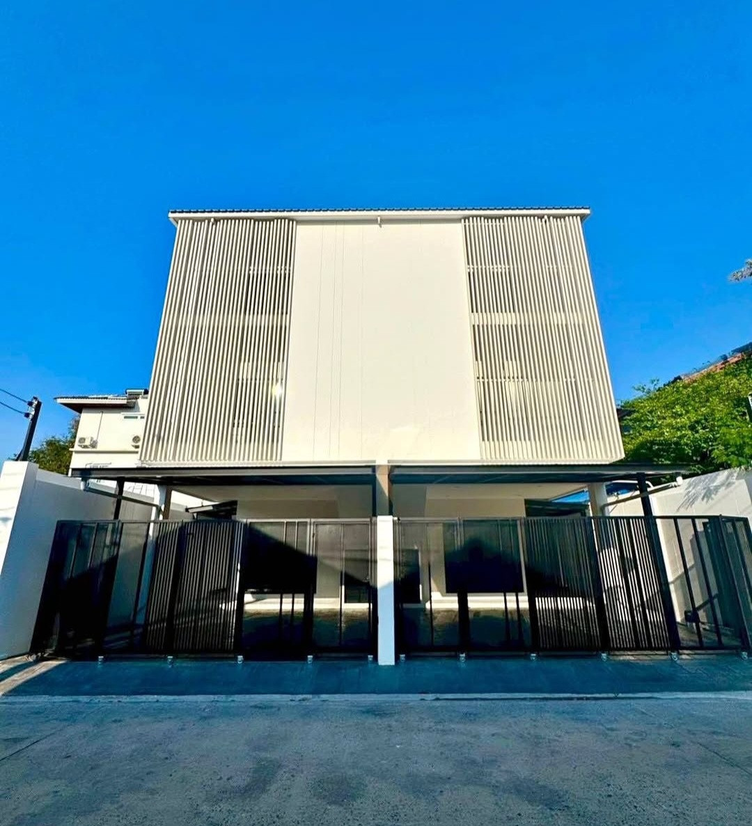  ให้เช่าโฮมออฟฟิศ / บ้านแฝด 3 ชั้น สไตล์ Modern Luxury 