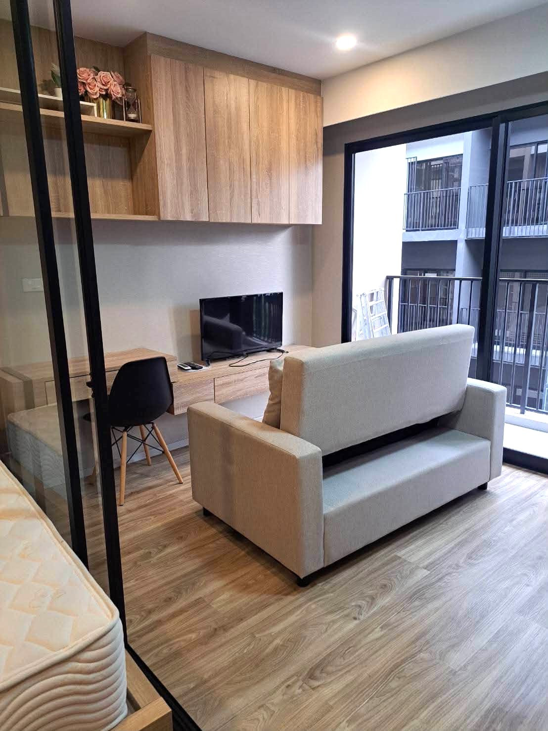 💥 [ 𝐏-𝟏𝟎𝟑𝟏𝟕 ] FOR RENT : Blossom Condo @ Sathorn-Charoenrat Great Natural Light &amp; Airy! Near BTS Surasak 𝟏𝟑,𝟎𝟎𝟎 THB/mo. | Line @easycondoplus | 099-229-6397