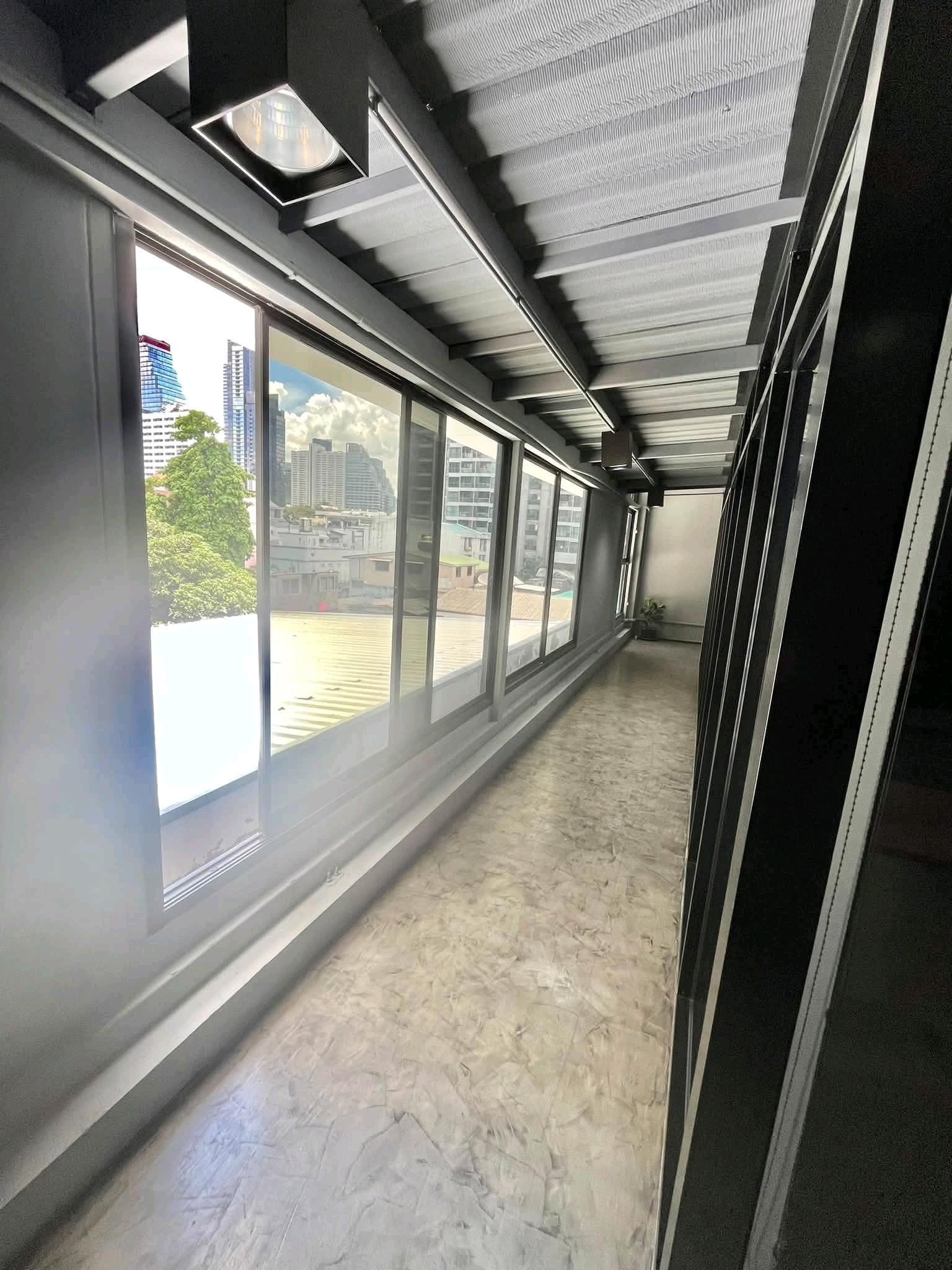 Suitable for small companies, startups, online teams or freelancers 💼 Office ready to use, 8–10 seats | Fully Furnished | Modern Loft | in the heart of Silom-Sathorn ด – รูปที่ 4