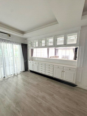 [ให้เช่า] หมู่บ้าน ลดาวัลย์ ศรีนครินทร์ / 4 ห้องนอน 5 ห้องน้ำ / 119 ตรว. 350 ตรม. **90,000** บ้านเดี่ยวหลังใหญ่พร้อมสวนสวย เฟอร์นิเจอร์และเครื่องใช้ไฟฟ้าครบชุด ตกแต่งโมเดิร์น เดินทางสะดวก พร้อมเข้าอยู่ ใกล้รถไฟฟ้าสถานีศรีแบริ่ง – รูปที่ 4