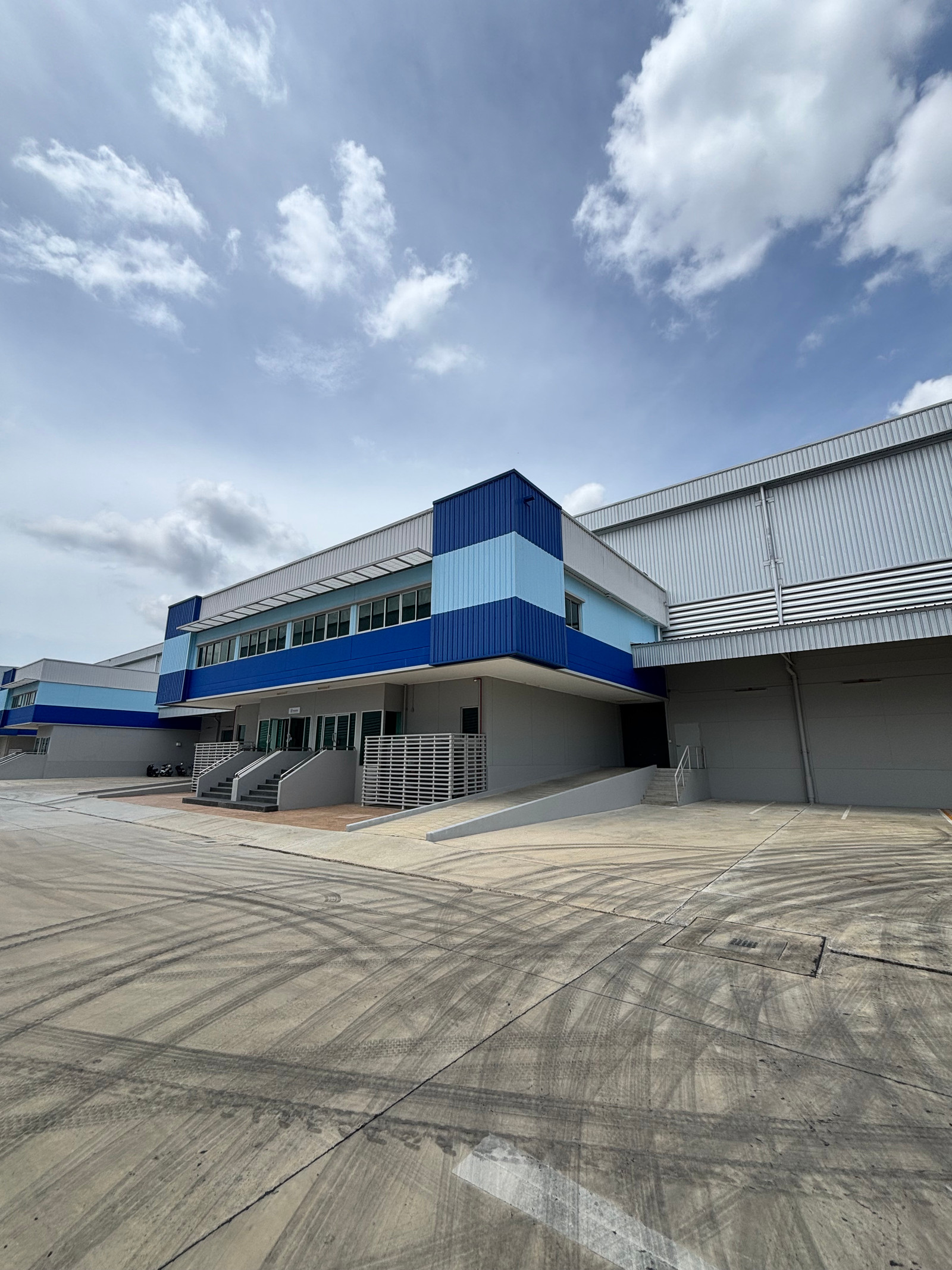 2-story warehouse (Laem Chabang) for rent, size 2,078 sq m + office space 199 sq m. 2-story warehouse (Laem Chabang) for rent, size 2,078 sq m + office space 199 sq m.