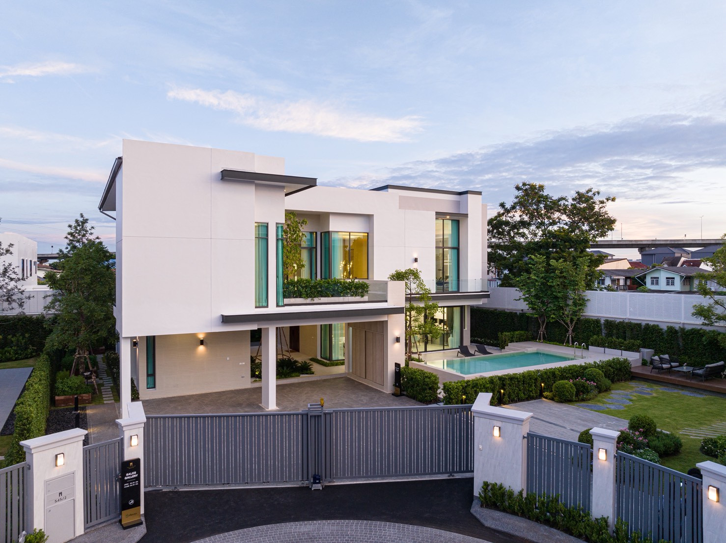 Single house for rent *The Master Ratchaphruek - Pinklao project* 2-story detached house, land 238.20 sq m., usable area 720 sq m., 4 bedrooms, 5 bathrooms, 4 parking spaces, in a potential location. Next to the Red Line MRT Near the Si Rat Expressway - O