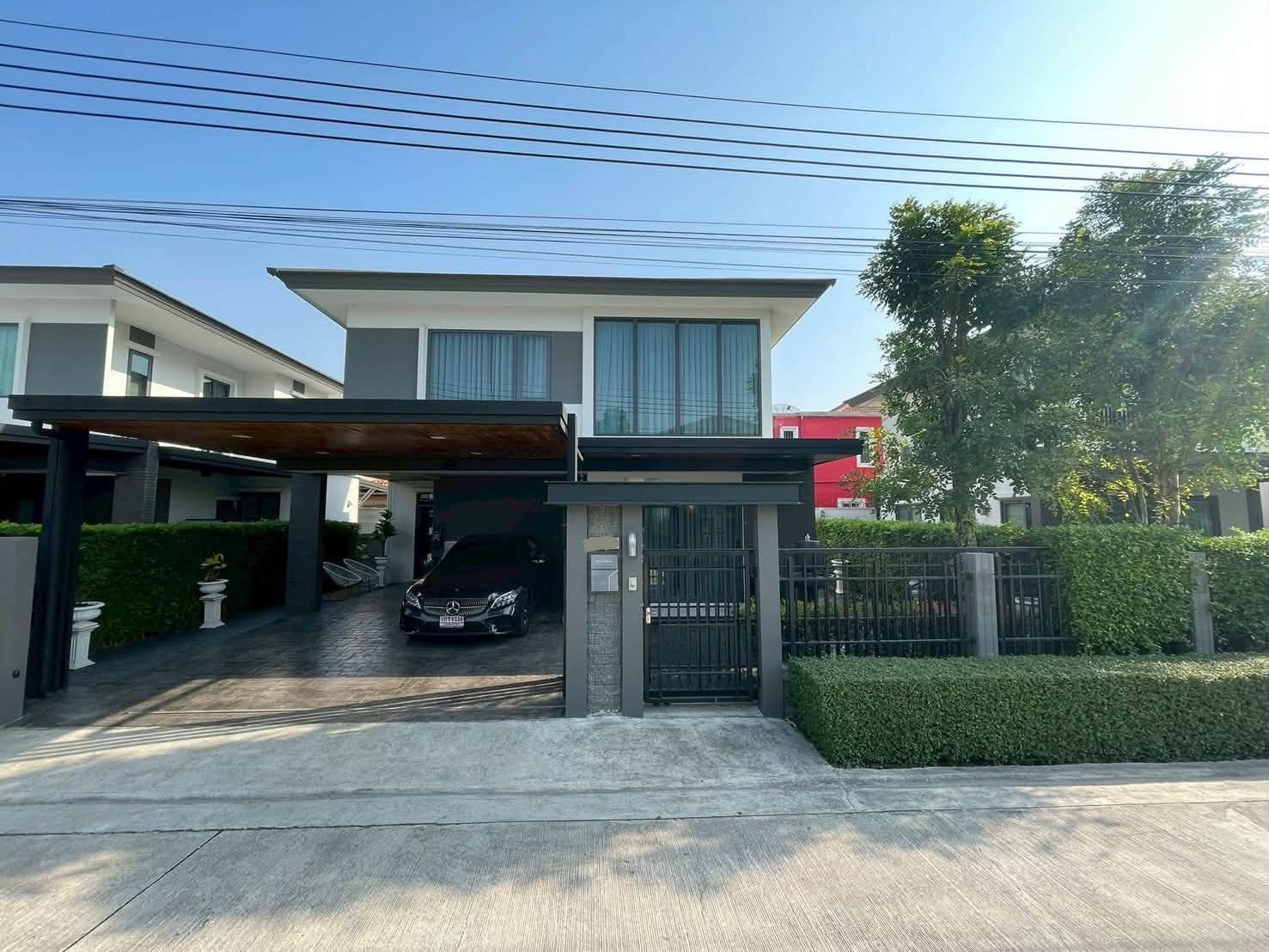 Single house for sale Near Suvarnabhumi and Central Village Outlet. Very good price. Negotiable if ready to decide.