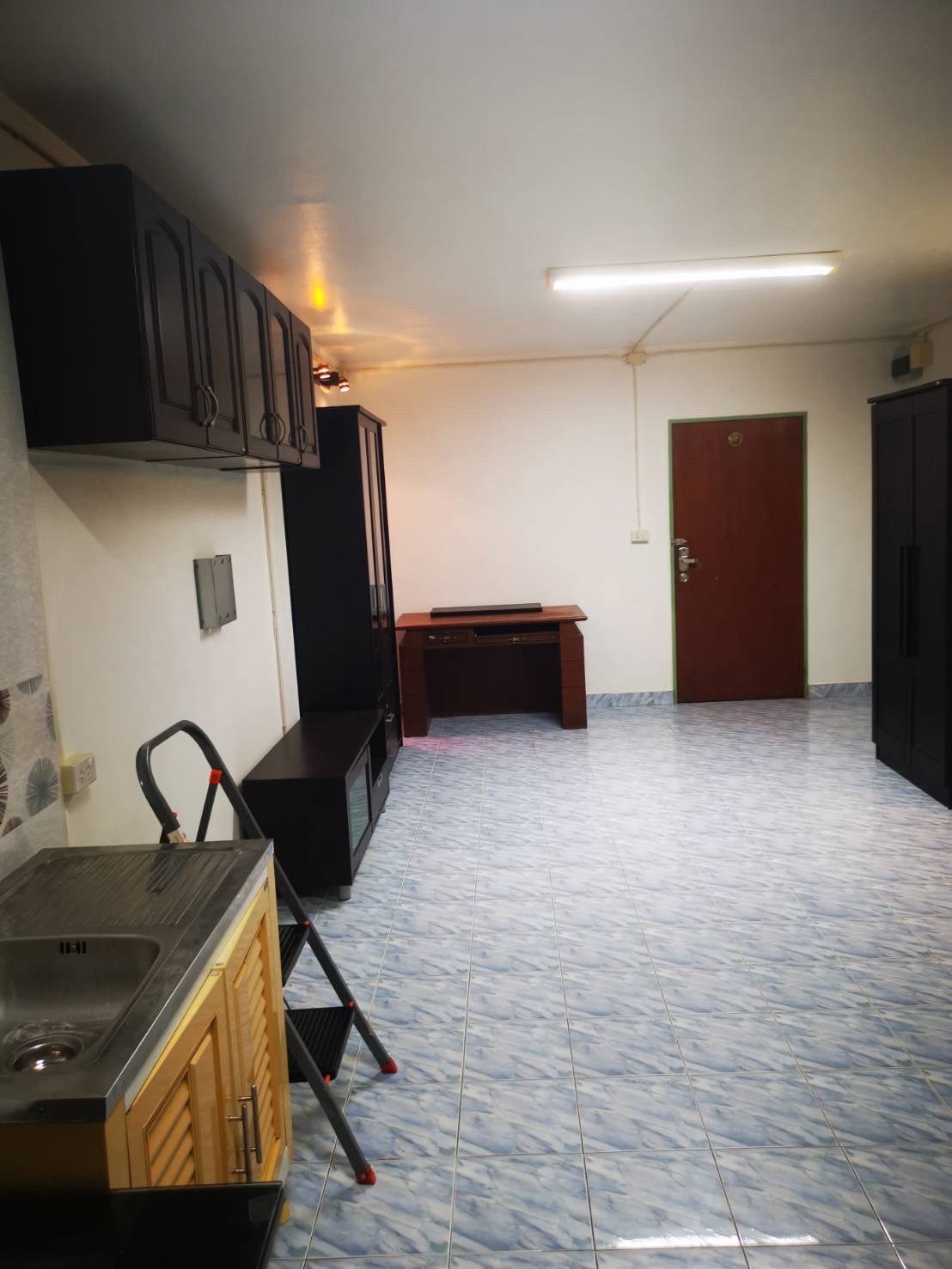 The  is selling it himself, 18th floor, cheapest in the project.