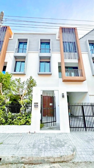 near IMPACT MuangThongThani 900m. PakKret Land Office 2km. Lakeside Townhome 3bed 3bath 19sq.wa. 220