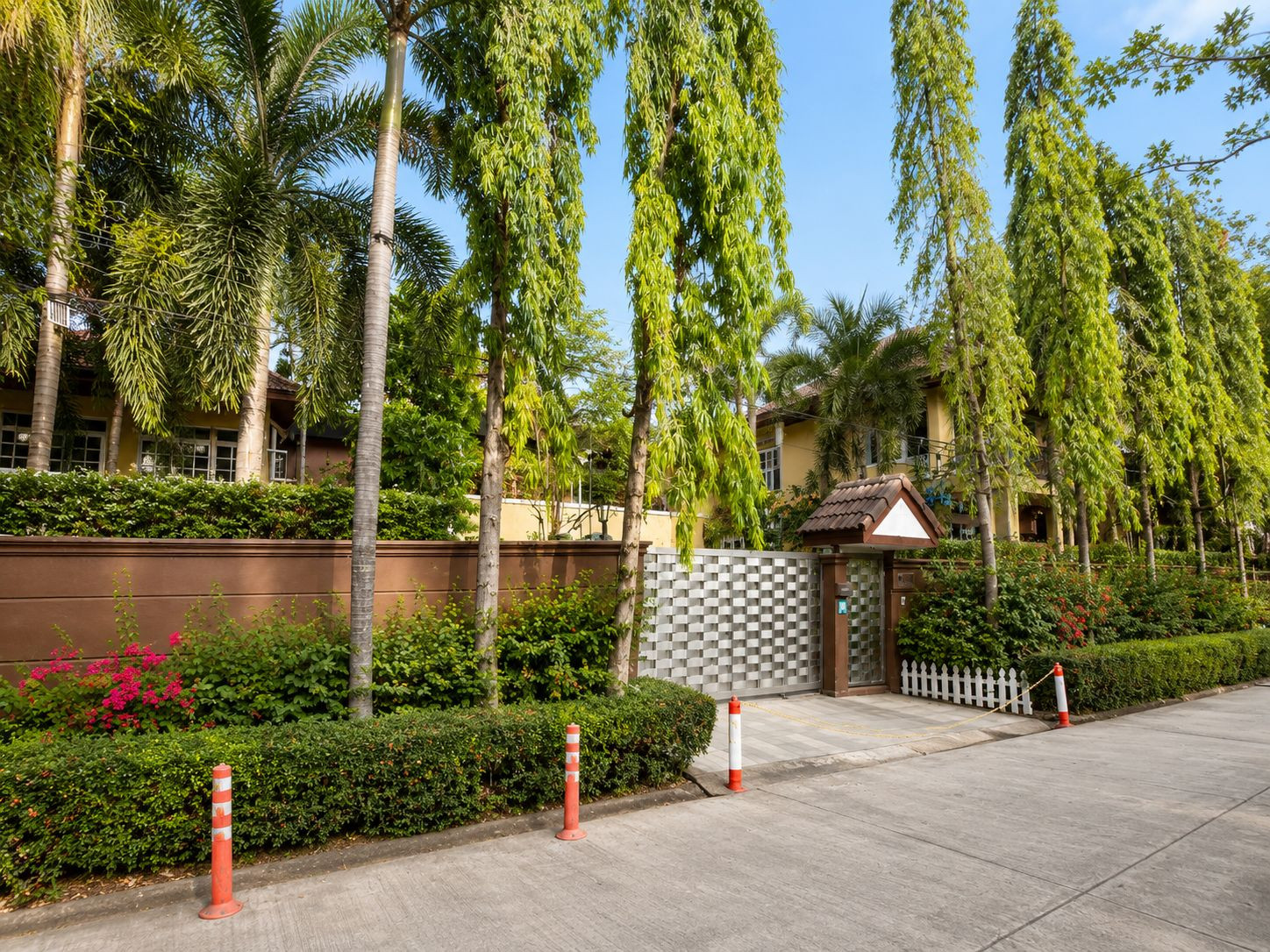 บ้านเดี่ยวสไตล์ Grand Tropical ใจกลางประชาชื่น พื้นที่ระดับคฤหาสน์ 225 ตร.วา | พื้นที่ใช้สอย 618 ตร.ม. สงบ เป็นส่วนตัว แต่อยู่ใกล้เมือง ติดทางด่วนประชาชื่น ราคาพิเศษเพียง 32,500,000 บาท บ้านเดี่ยวสไตล์ Grand Tropical ใจกลางประชาชื่น พื้นที่ระดับคฤหาสน์ 225 ตร.วา | พื้นที่ใช้สอย 618 ตร.ม. สงบ เป็นส่วนตัว แต่อยู่ใกล้เมือง ติดทางด่วนประชาชื่น ราคาพิเศษเพียง 32,500,000 บาท