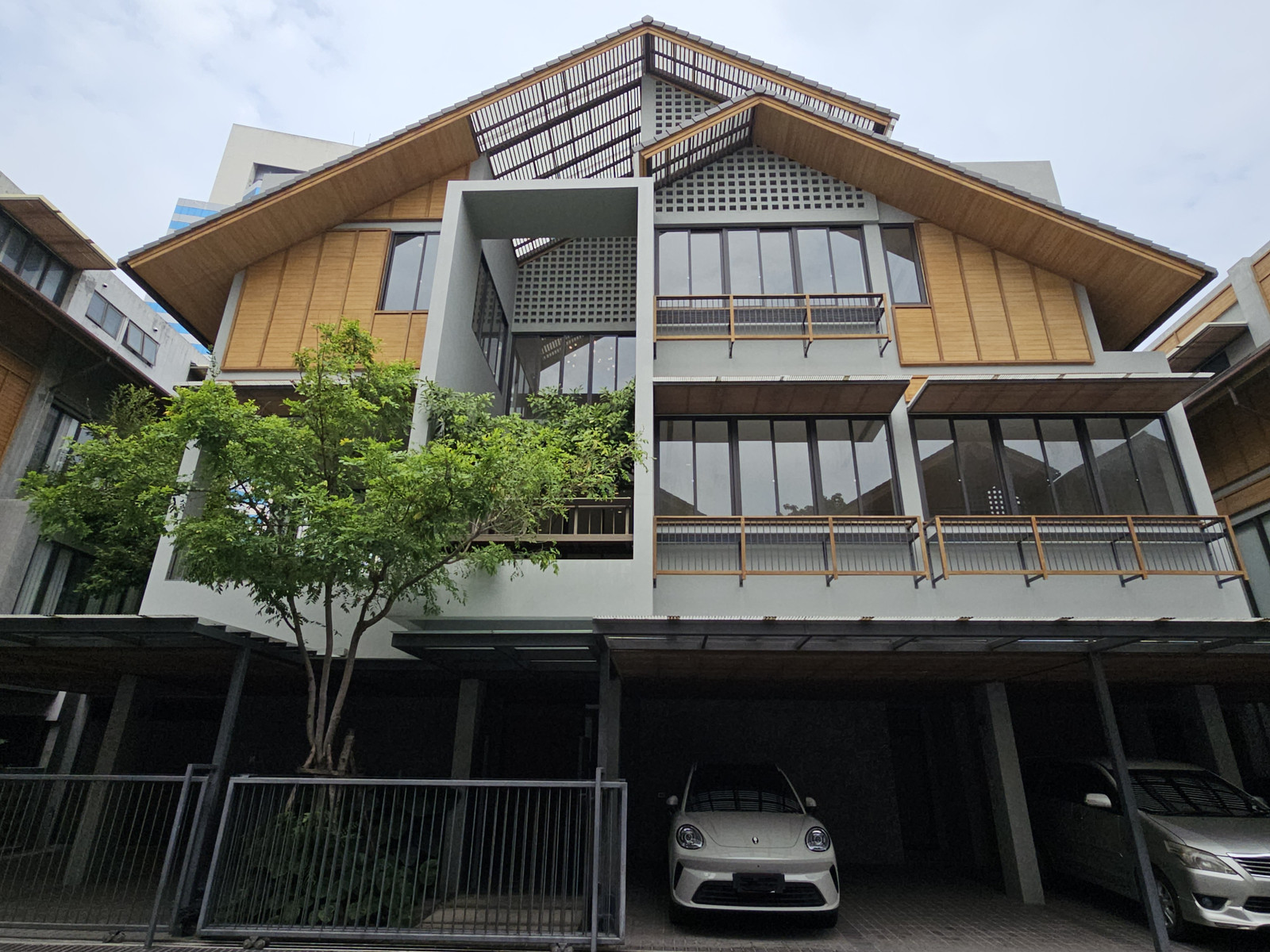 The last luxury detached house for sale, Baan Baan Vibhavadi 20 project, large land area 88.7 sq m, 3 floors, with private elevator. And a salt-water swimming pool in the house, parking for 6 cars, location in the heart of the city. The last luxury detached house for sale, Baan Baan Vibhavadi 20 project, large land area 88.7 sq m, 3 floors, with private elevator. And a salt-water swimming pool in the house, parking for 6 cars, location in the heart of the city.