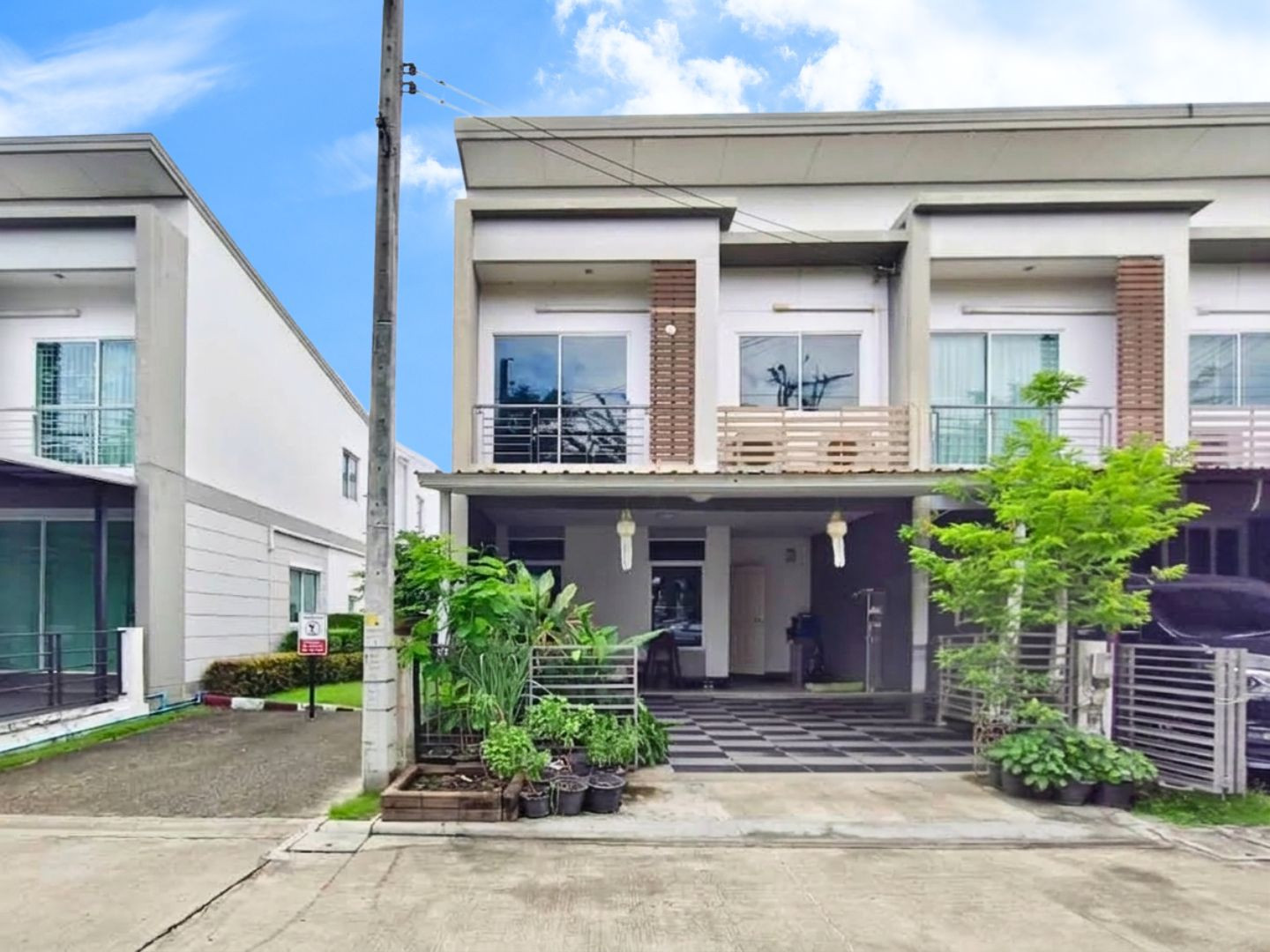 Habitown townhouse on the edge of the house Watcharaphon-Saimai | Front of house next to garden, special price 2.99 million Habitown townhouse on the edge of the house Watcharaphon-Saimai | Front of house next to garden, special price 2.99 million