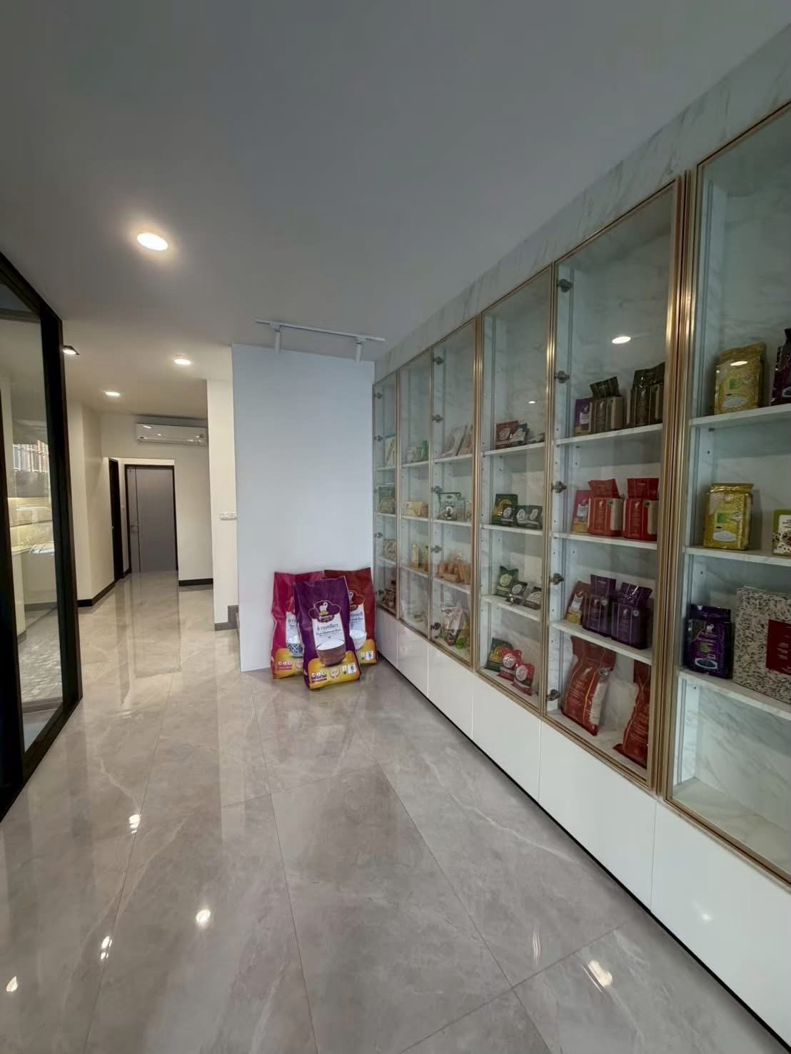 Luxury Home Office, 5 floors, premium level, prime location, Phatthanakan 30, near Thonglor-Ekkamai ✨ There is desk furniture on every floor. Luxury Home Office, 5 floors, premium level, prime location, Phatthanakan 30, near Thonglor-Ekkamai ✨ There is desk furniture on every floor.