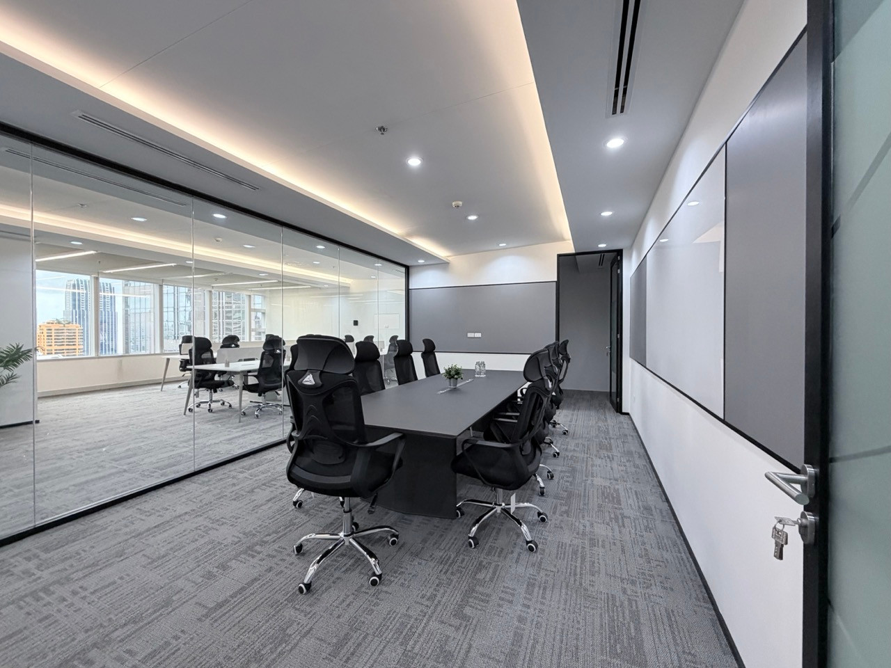 Office แต่งใหม่พร้อมเฟอร์, 550ม.จาก BTS เพลินจิต, ในตึกมีร้านอาหาร, Food court