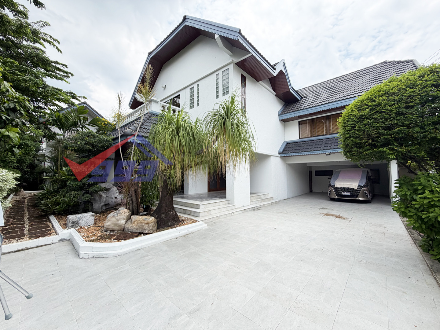 Modern Detached House on 200 sq.wah of Land | Pattanakarn 56 Modern Detached House on 200 sq.wah of Land | Pattanakarn 56