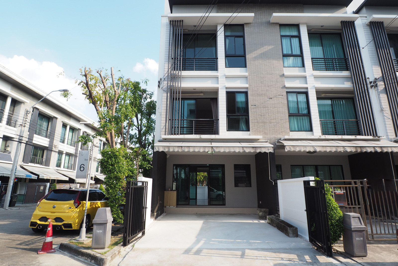 For sale: 3-story townhome, Baan Klang Muang. Rama 9-Ramkhamhaeng Next to the park, behind the corner For sale: 3-story townhome, Baan Klang Muang. Rama 9-Ramkhamhaeng Next to the park, behind the corner