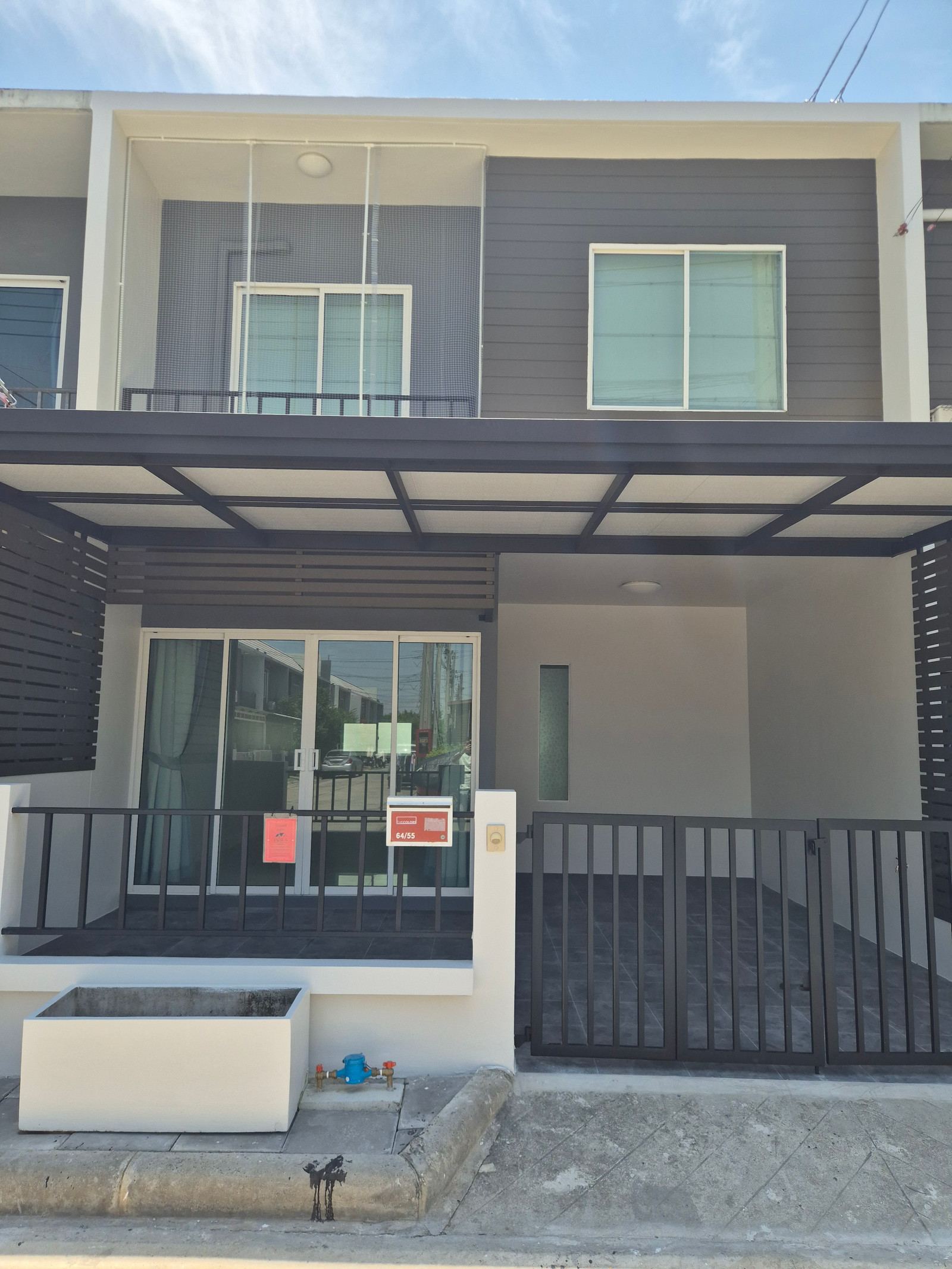 (The sells it himself, can pay in direct installments) Townhouse, Areeya The Color Project, Kanchanaphisek-Ratchapruek Phase 4. The house is on the main road of the project, convenient parking, no need to enter the alley. (The sells it himself, can pay in direct installments) Townhouse, Areeya The Color Project, Kanchanaphisek-Ratchapruek Phase 4. The house is on the main road of the project, convenient parking, no need to enter the alley.