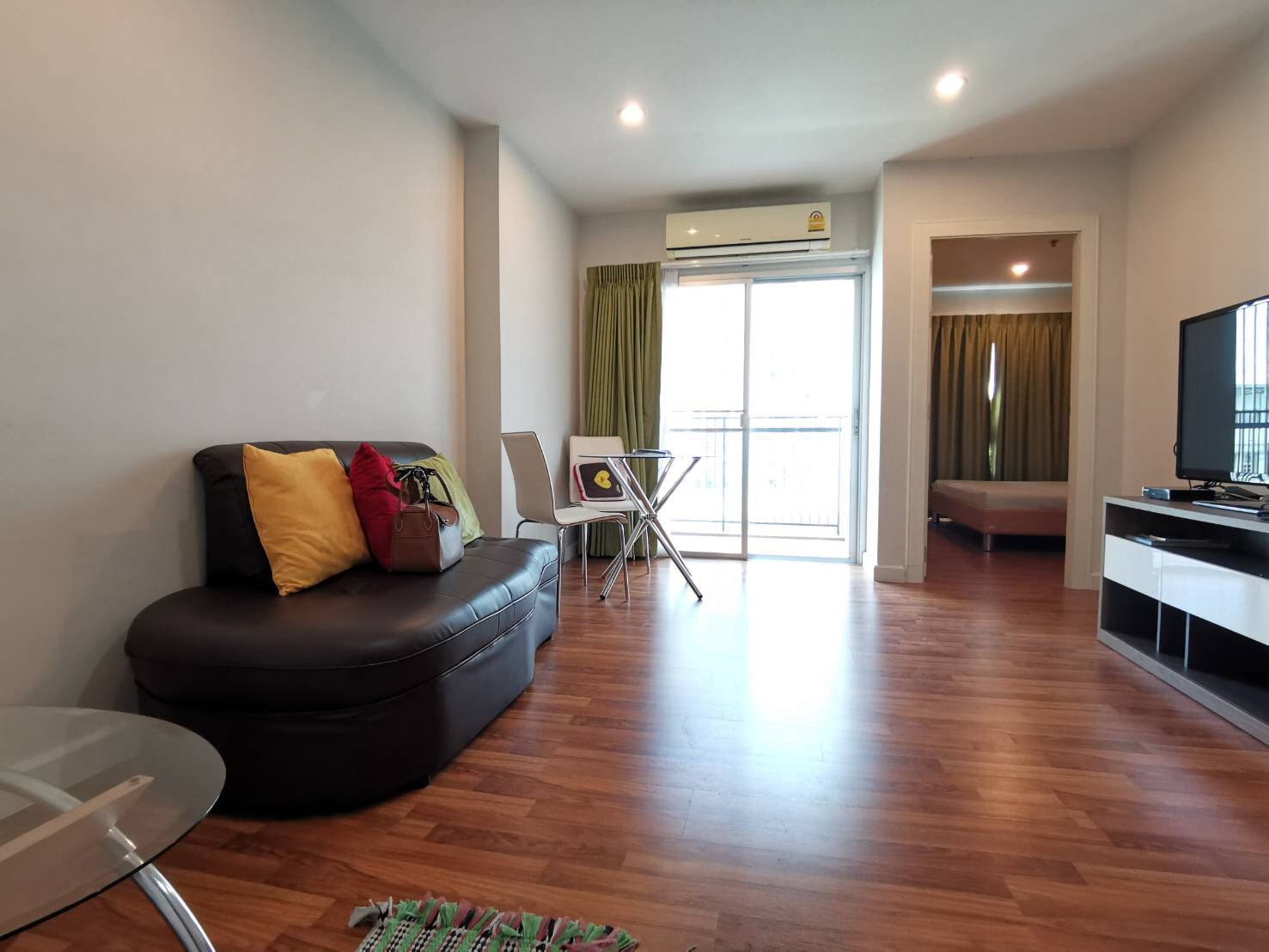 Condo available for rent near MRT at Thana Arcadia.