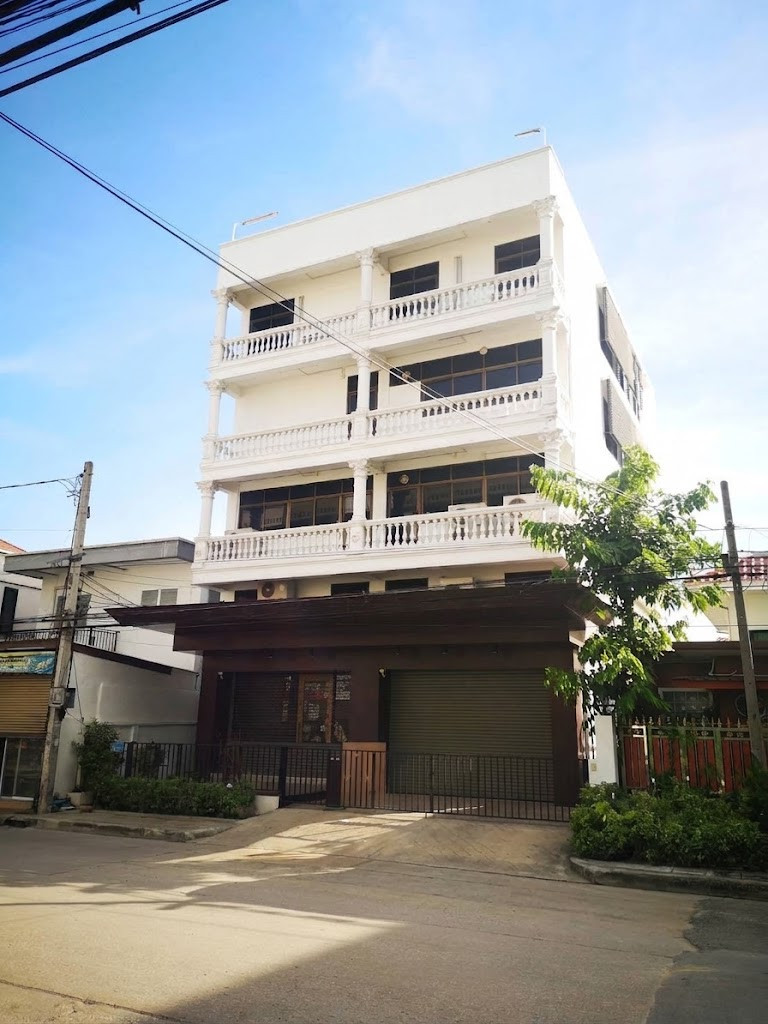 4.5-story office building for rent, Soi On Nut 70, private building with goods elevator, convenient parking.