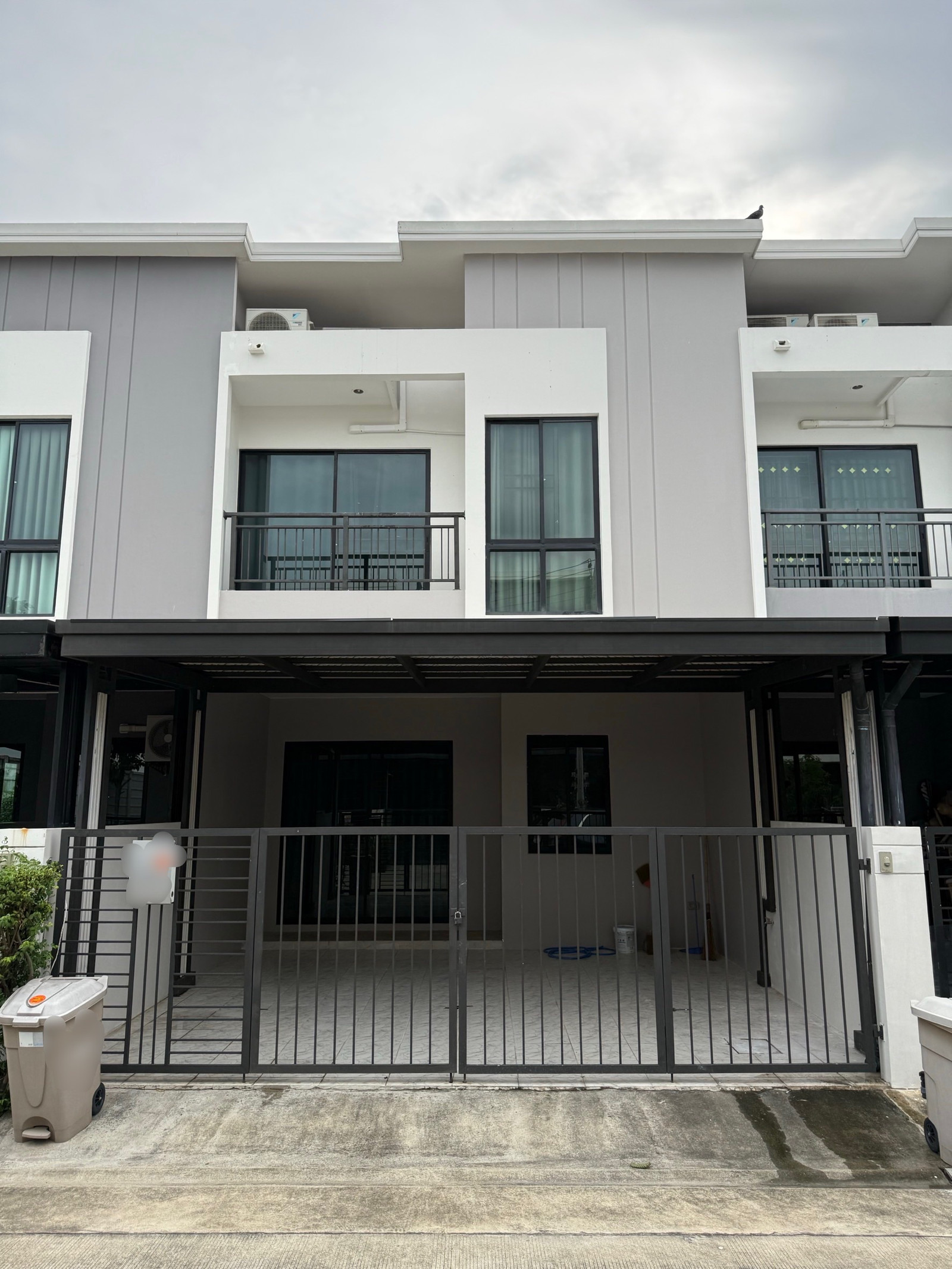 For rent: 2-story townhome, 3 bedrooms, 2 bathrooms, 2 parking spaces, City Sense-Rangsit project. For rent: 2-story townhome, 3 bedrooms, 2 bathrooms, 2 parking spaces, City Sense-Rangsit project.