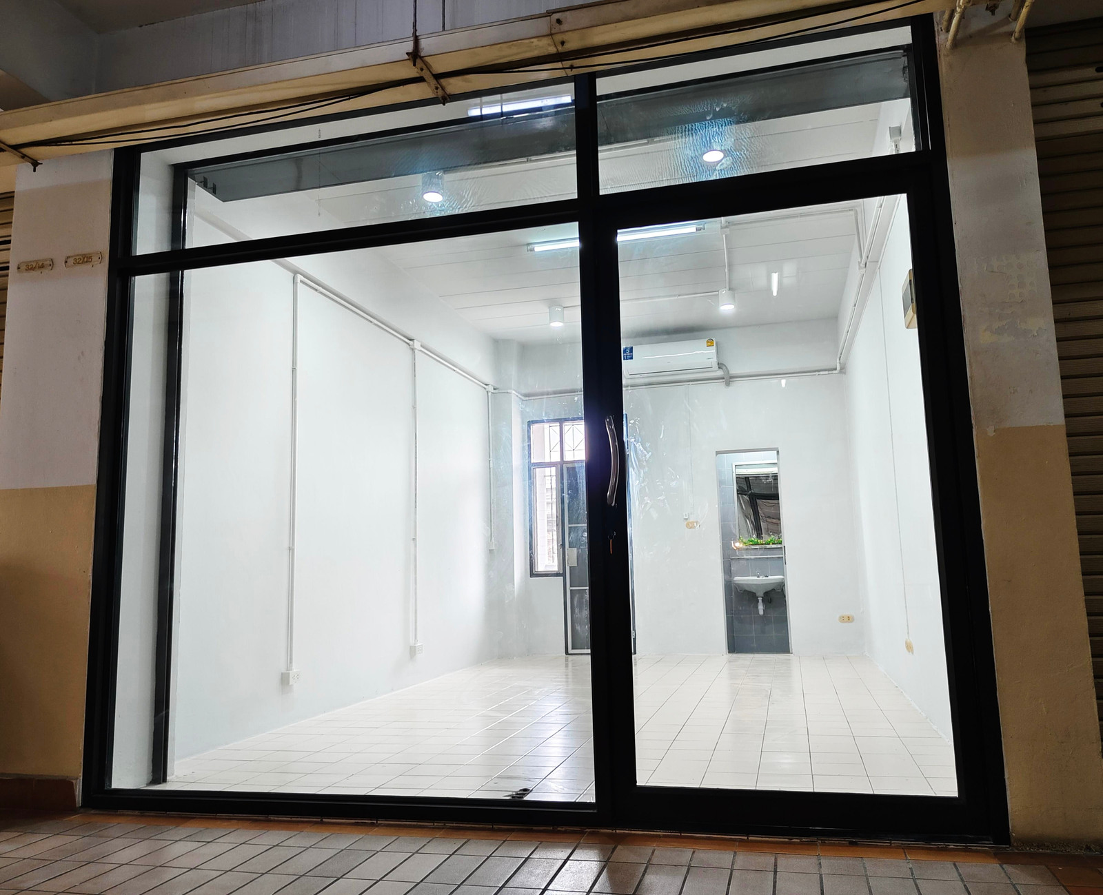 For rent, glass room with air conditioning, on the 1st floor, Thanommit Park Condo.