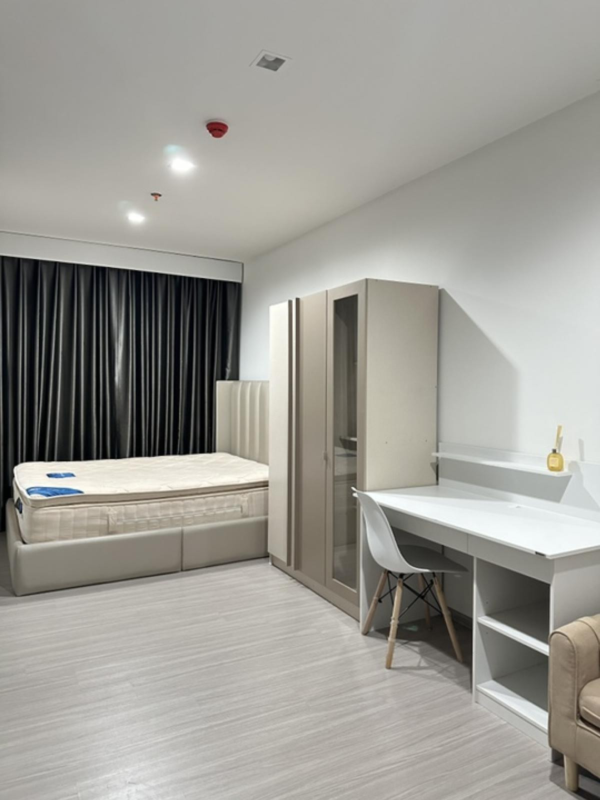 PFD-00535 Condo for rent Life Asoke Hype : Minimalist-Style Room with Elegant and Well-Balanced Design.