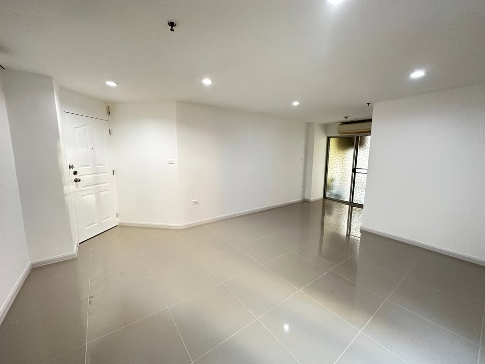 Rare Item, great price! Condo near The Mall Ngamwongwan, Pantip Ngamwongwan, Nonthaburi Government Center and the Ministry of Public Health. The size is good. Its good to live in yourself. Its worth renting out. Cheapest price in the building Rare Item, great price! Condo near The Mall Ngamwongwan, Pantip Ngamwongwan, Nonthaburi Government Center and the Ministry of Public Health. The size is good. Its good to live in yourself. Its worth renting out. Cheapest price in the building