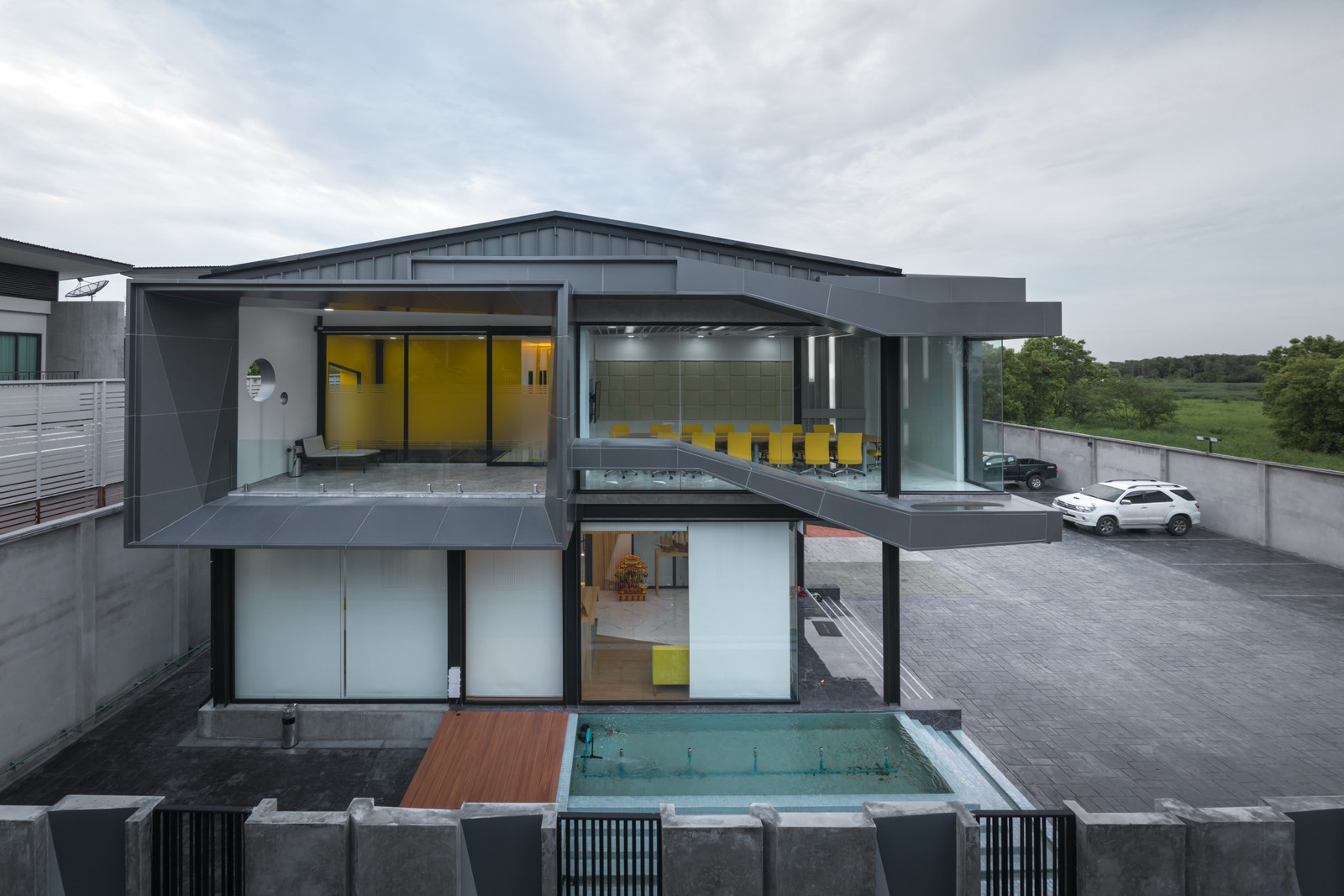 Office for sale Luxury modern&Warehouse  Traveling is very convenient. Can enter and exit Ramintra Soi 5, Theparak Road, Phahonyothin, very good location, ready to do business. There is a large 2-level warehouse with an elevator to carry things up to  – รูปที่ 3