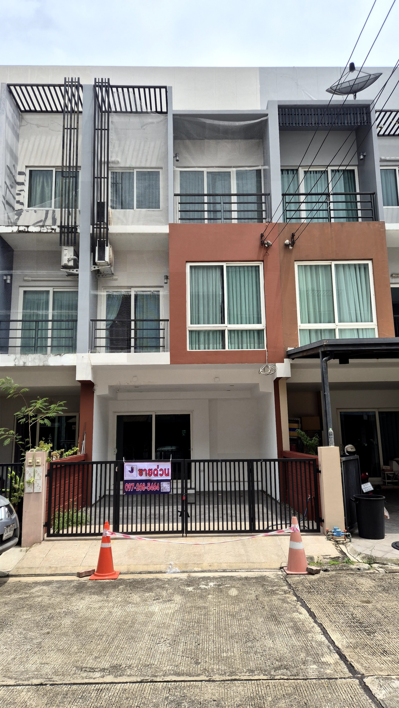 🔥 ขายทาวน์โฮม 3 ชั้น สไตล์โมเดิร์น รามอินทรา กม.12 🏡 พื้นที่ใช้สอย200 ตร.ม. ฟังก์ชันลงตัว ใช้ได้ทั้ง บ้านพักอาศัย หรือ Home Office 📍 โครงการ Greenwich Ramintra (กรีนิช รามอินทรา)