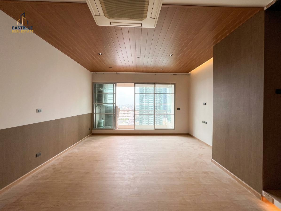 Urgent sale! The room is ready to view. The has renovated it from the original. Very beautiful. Dont miss this growing area. New in Ratchathewi zone. If interested, contact Mrs. 0876358339. Urgent sale! The room is ready to view. The has renovated it from the original. Very beautiful. Dont miss this growing area. New in Ratchathewi zone. If interested, contact Mrs. 0876358339.