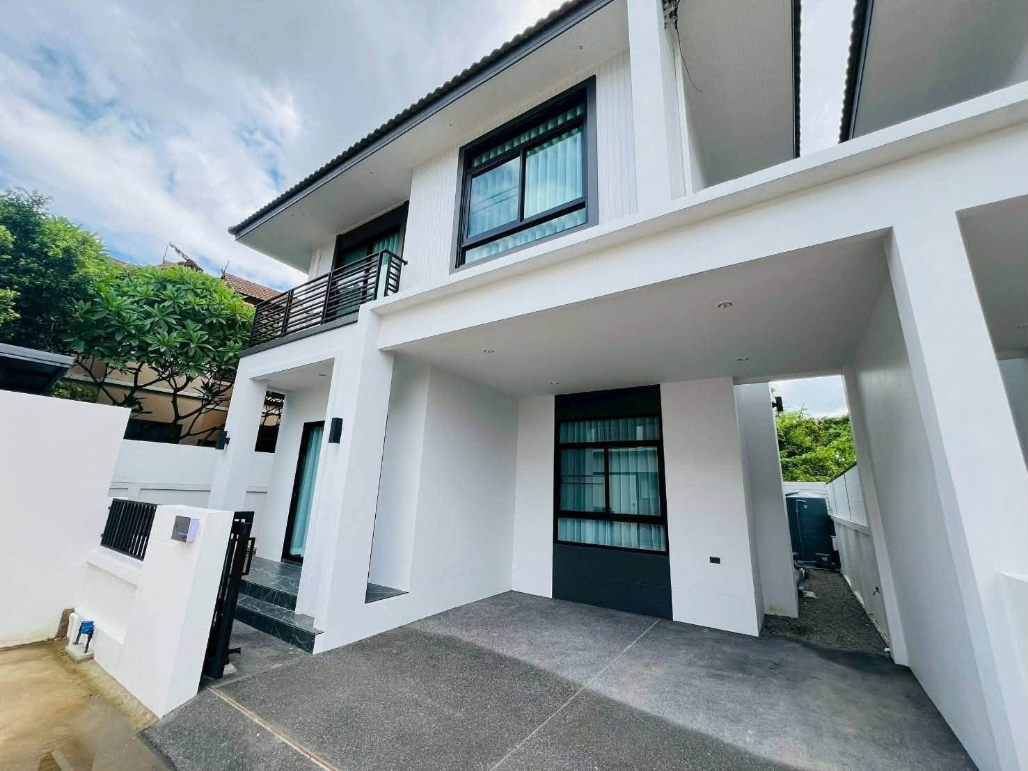 บ้านสร้างใหม่ เฟอร์นิเจอร์ครบ พร้อมเข้าอยู่ สไตล์โมเดิร์น โซนน้ำไม่ท่วม ใกล้กาดฝรั่งหางดง 500 เมตร – รูปที่ 2