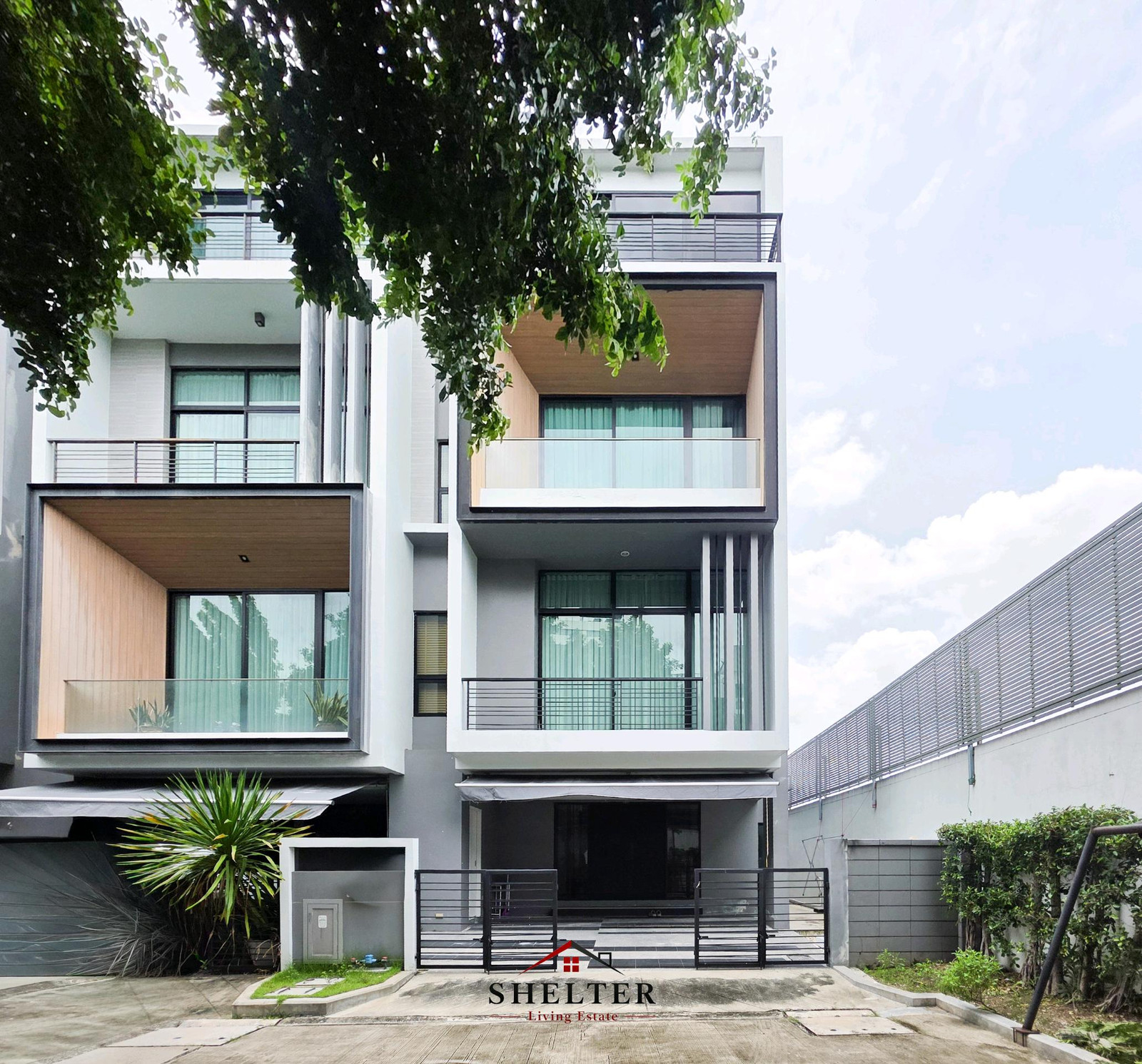 For rent, 3-story townhome, house ready to move in. Fully furnished, near The Nine Rama 9.