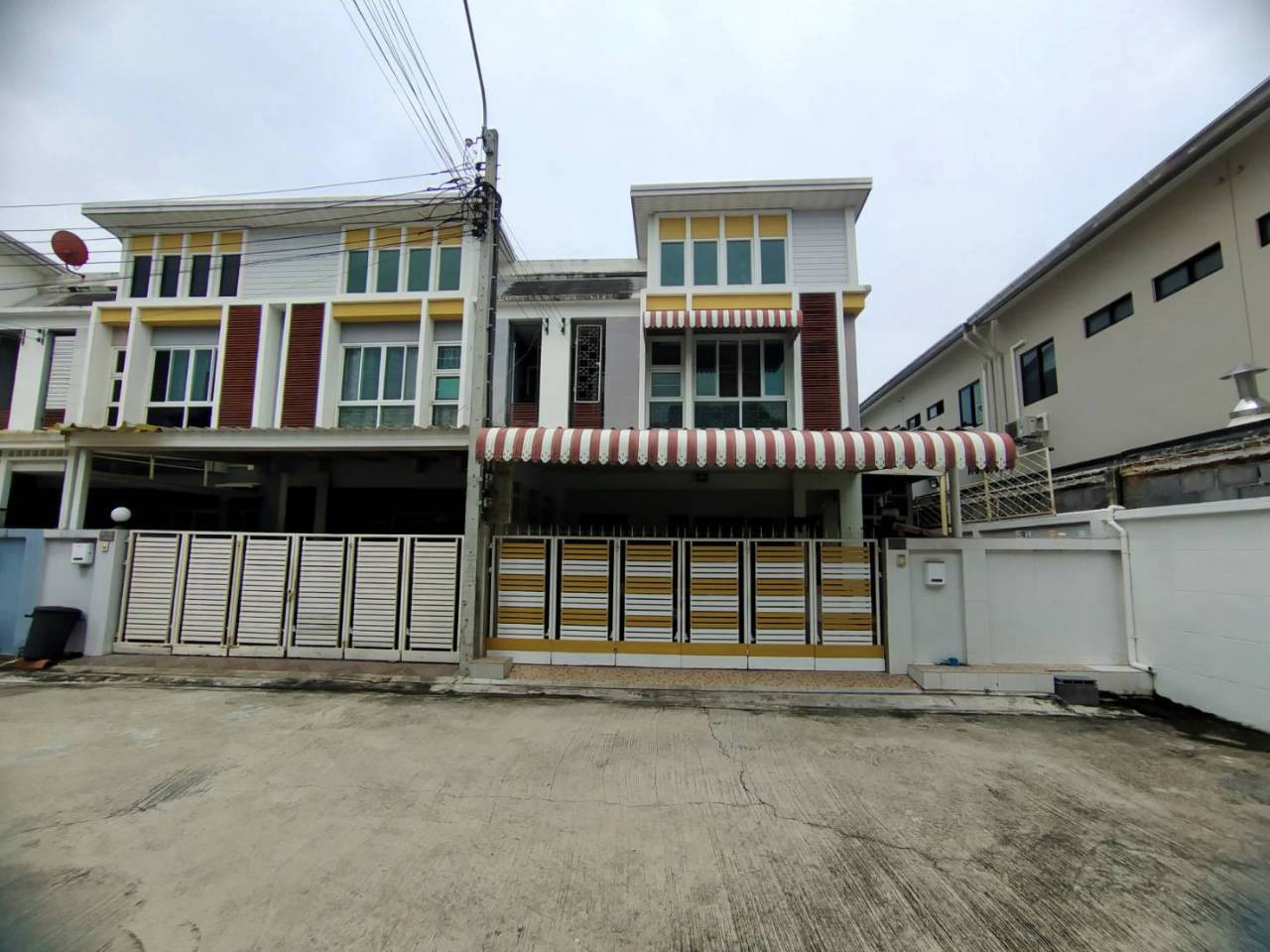 ขายทาวน์โฮม หลังมุม พื้นที่กว้างสภาพดี พร้อมอยู่ **@Home รามอินทรา-คู้บอน 13**คุ้มค่าที่สุดในทำเลรามอินทรา ขายทาวน์โฮม หลังมุม พื้นที่กว้างสภาพดี พร้อมอยู่ **@Home รามอินทรา-คู้บอน 13**คุ้มค่าที่สุดในทำเลรามอินทรา