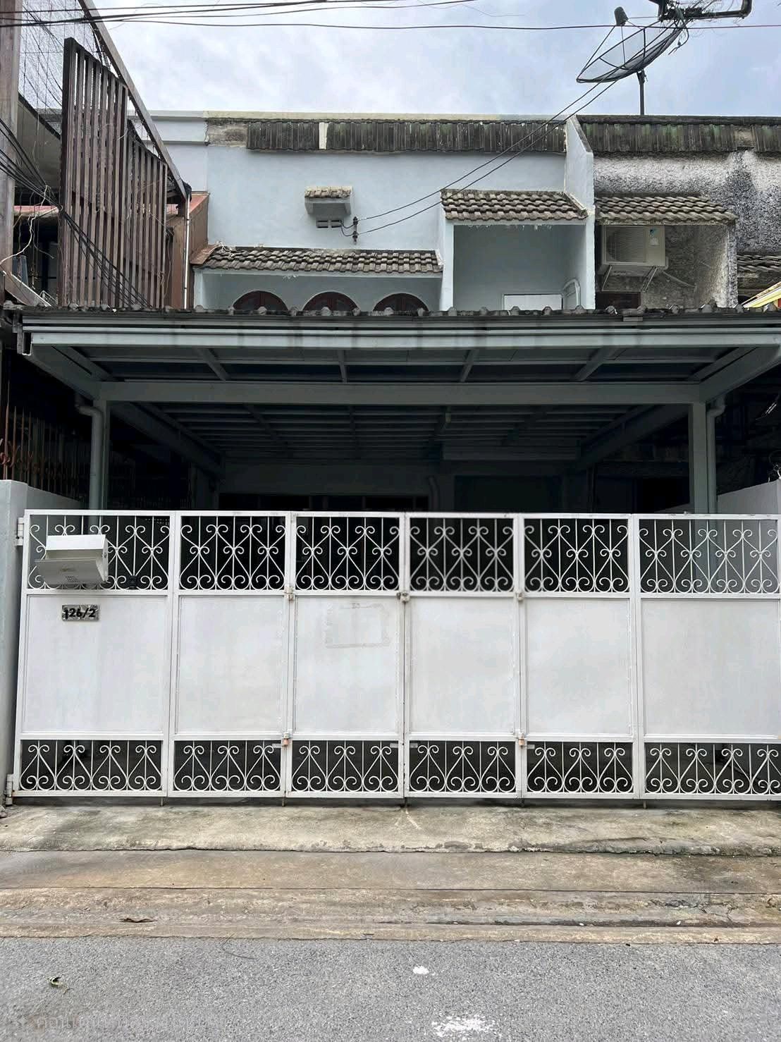 For rent, 2-story house, Soi Ekkamai 12 🔥 Newly renovated house in the heart of Ekkamai • Soi Sangphon • There is private parking in the house • Pets allowed • Can be used as a residence or as a Home Office For rent, 2-story house, Soi Ekkamai 12 🔥 Newly renovated house in the heart of Ekkamai • Soi Sangphon • There is private parking in the house • Pets allowed • Can be used as a residence or as a Home Office