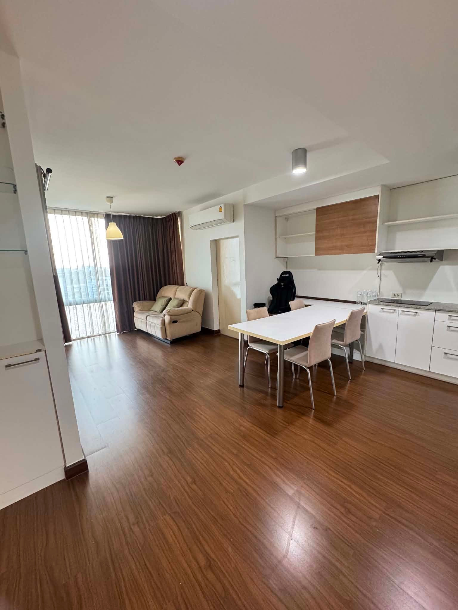 Big room condo In the heart of Srinakarin, Rama 9, near The Mall Bangkapi. Big room condo In the heart of Srinakarin, Rama 9, near The Mall Bangkapi.