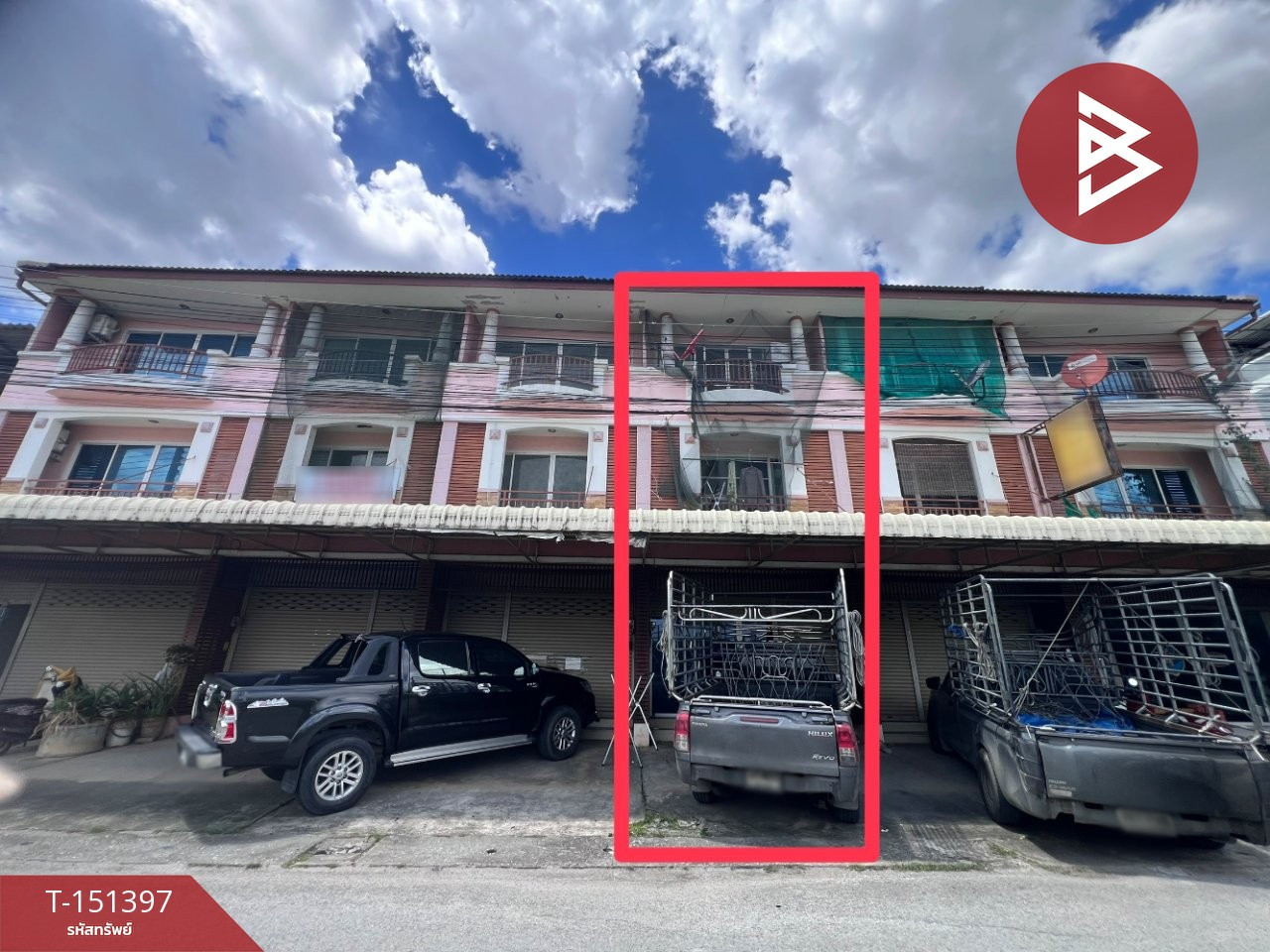 Commercial building for sale, 3 floors, area 20 sq m, Wat Ket, Chiang Mai.