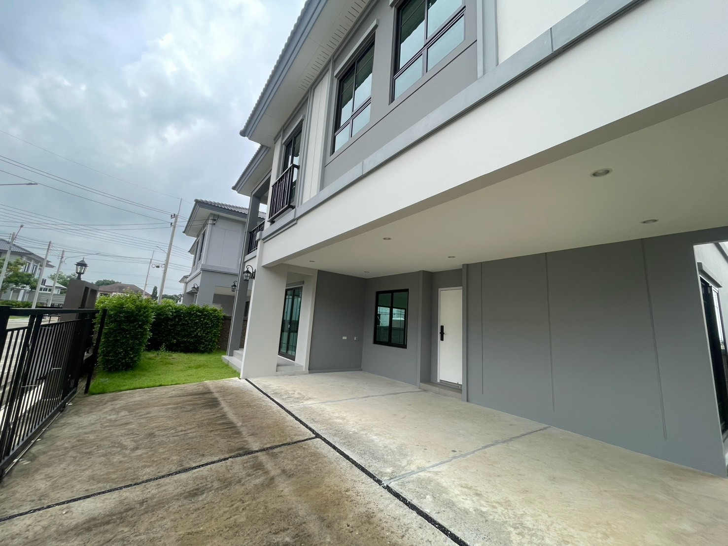 บ้านเดี่ยวมือ 1 หลังใหญ่ 3 ที่จอดรถ ติดถนนใหญ่ – รูปที่ 2