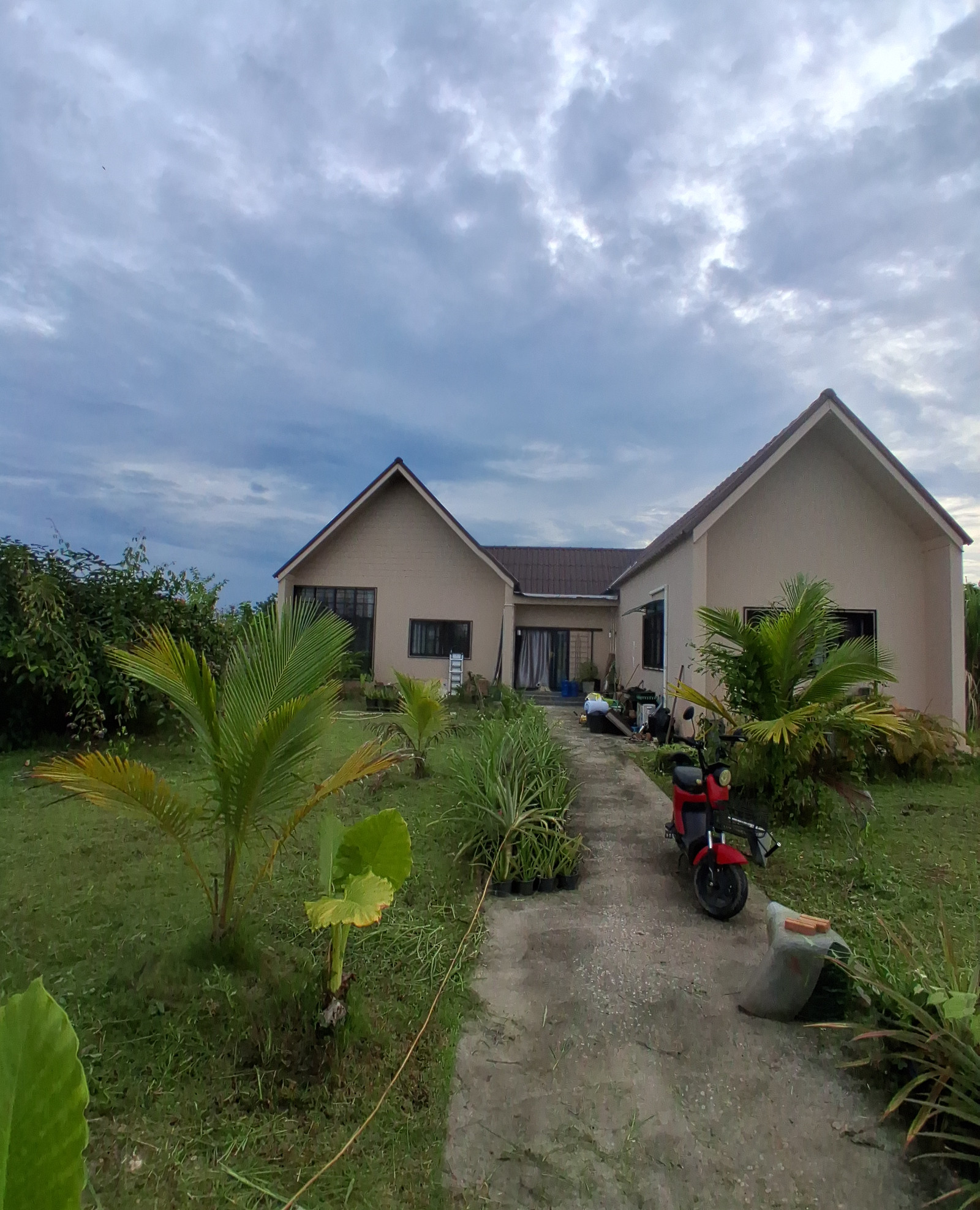 A large villa that allows tenants to build and sublet; the property is located very close to the night market in downtown Chiang Rai.ประกาศขายบ้าน ทำเลใกล้สวนสาธารณะ Royal Park ในย่านรอบเวียงหนองด่าน