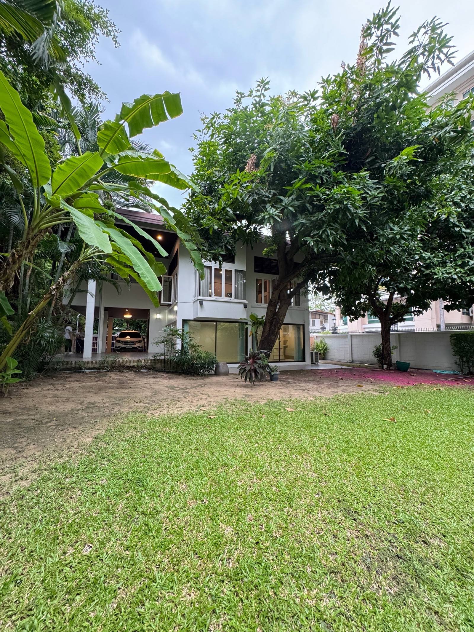 Garden House for Sale in Ruamrudee near BTS Ploenchit, Private Garden, Ideal for Residence or Business Garden House for Sale in Ruamrudee near BTS Ploenchit, Private Garden, Ideal for Residence or Business