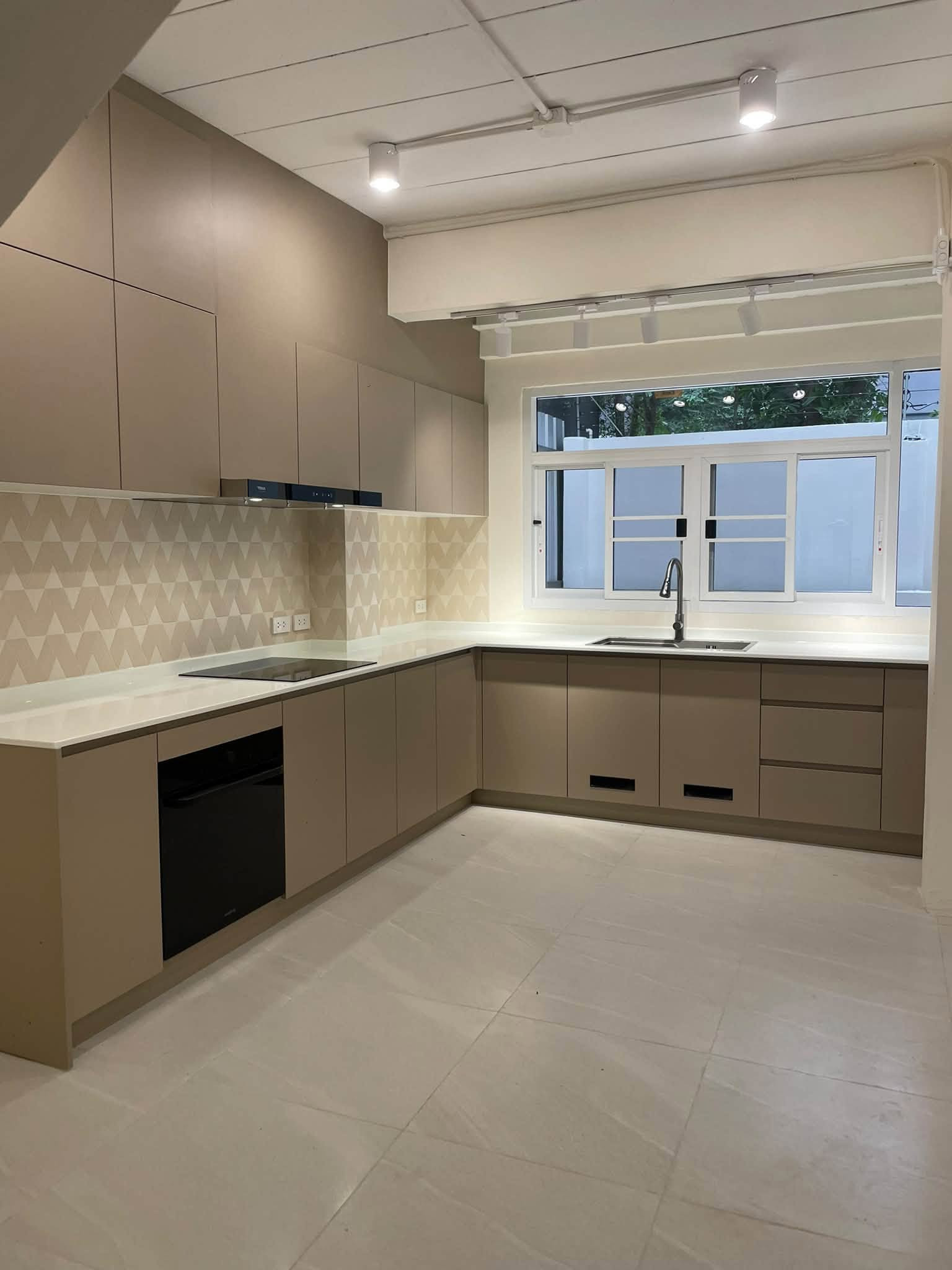 ขาย / ให้เช่า ทาวน์โฮม 4 ชั้น รีโนเวตใหม่ พระราม 9 ซอย 13 บ้านพื้นที่ใหญ่ พร้อมเข้าอยู่ | เหมาะทั้งครอบครัวและ Home Office  – รูปที่ 3