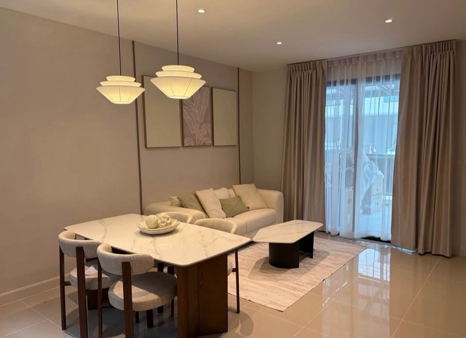 🌟ให้เช่าทาวน์โฮมใหม่ พลีโน่ สุขุมวิท–บางนา 3 บ้านสวย 2 ชั้น 3 ห้องนอน | 2 ห้องน้ำ ตกแต่งสวย เฟอร์นิเจอร์ครบ พร้อมเข้าอยู่💥ค่าเช่า: 38,000 บาท/เดือน – รูปที่ 2