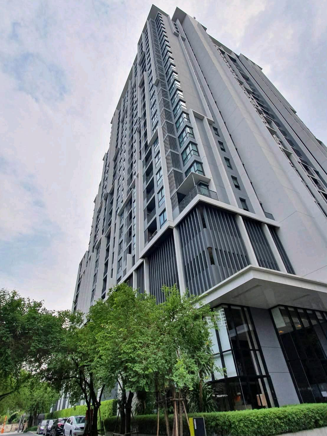 🏙️ For rent Quinn Ratchada 17 | next to MRT Sutthisan ✨ high floor city view Located in the heart of Ratchada, easy to travel, close to offices and lifestyle areas 💰 Rent 16,000 baht/month 🔥 Price negotiable! 🧳 Ready to move in 🏢 QUINN Ratchada 17 • Room 