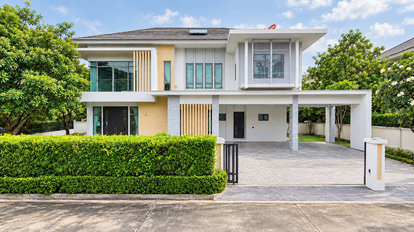 Single house for sale, 159 sq m., Perfect Masterpiece Century Rattanathibet, corner plot, in front of the clubhouse, good condition.