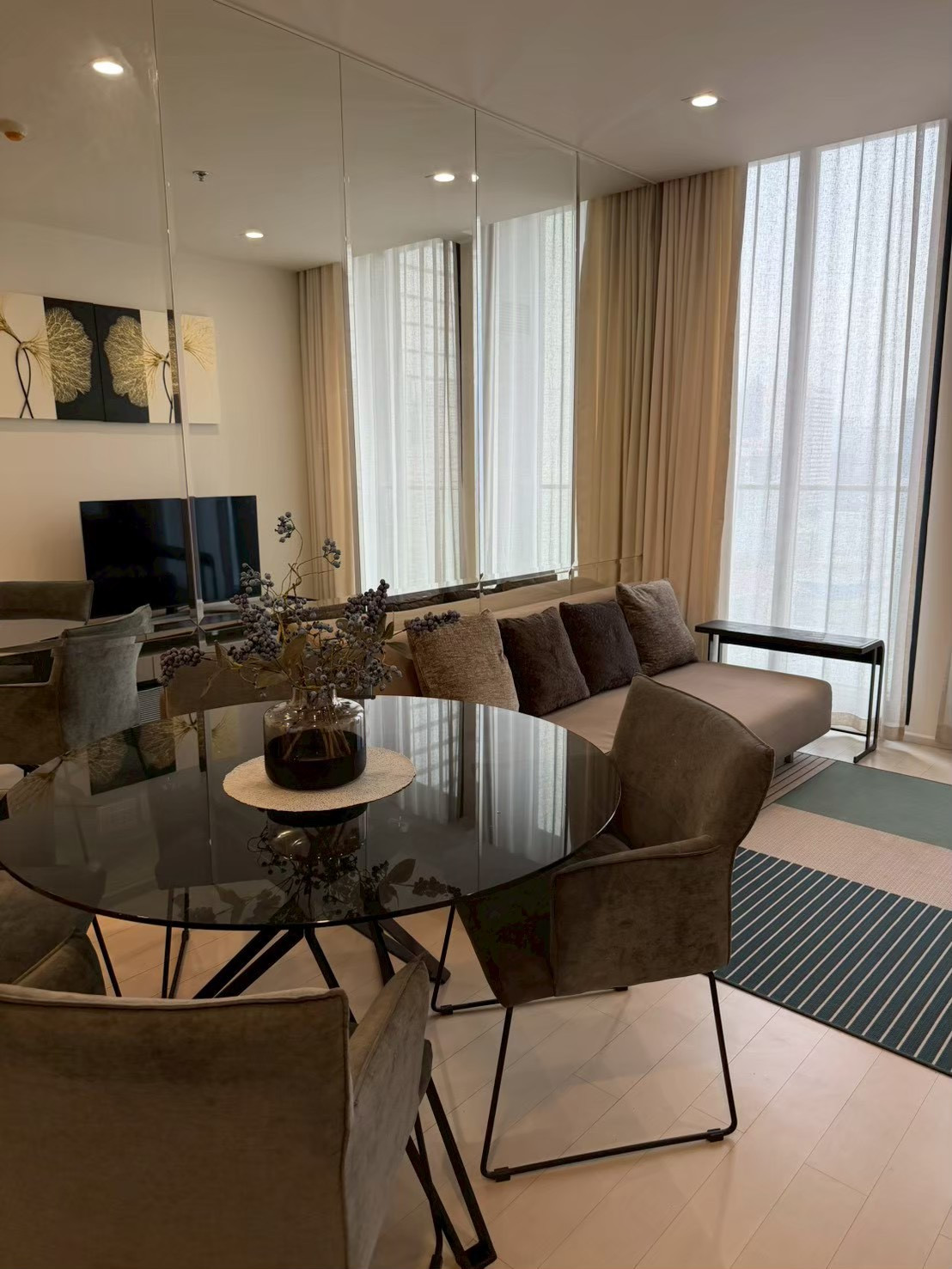 Luxurious condo next to BTS at Noble Ploenchit, convenient travel, beautifully decorated room, fully furnished. Ready to move in immediately There are many rooms to choose from!! Luxurious condo next to BTS at Noble Ploenchit, convenient travel, beautifully decorated room, fully furnished. Ready to move in immediately There are many rooms to choose from!!