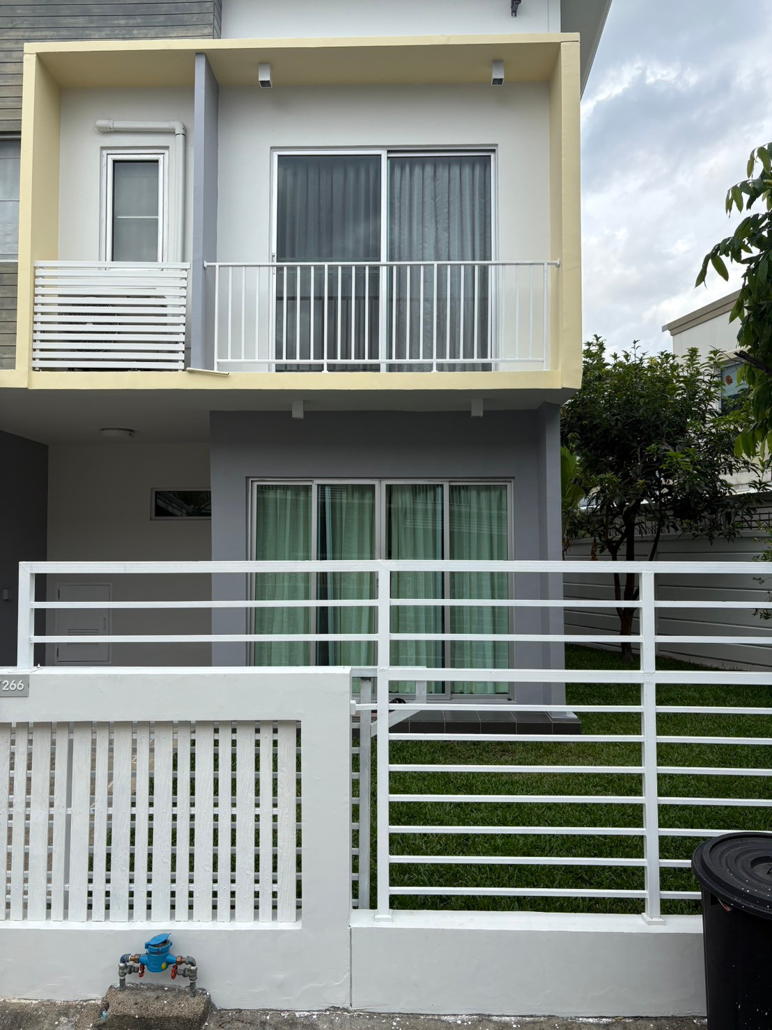Townhome for sale THE CONNECT 20 (Watcharapol Expressway), corner house, 3 bedrooms, has a lawn next to the house, price 3.2 million baht. Townhome for sale THE CONNECT 20 (Watcharapol Expressway), corner house, 3 bedrooms, has a lawn next to the house, price 3.2 million baht.